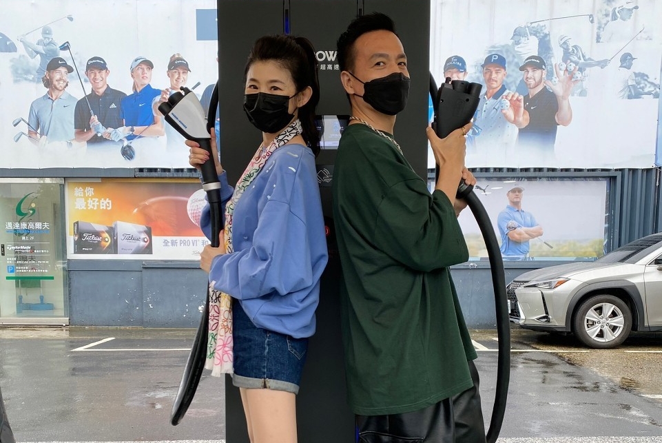 蘇宗怡與小鐘挑戰開著電動休旅車，小鐘透露想靠電動車脫單。（TVBS提供）