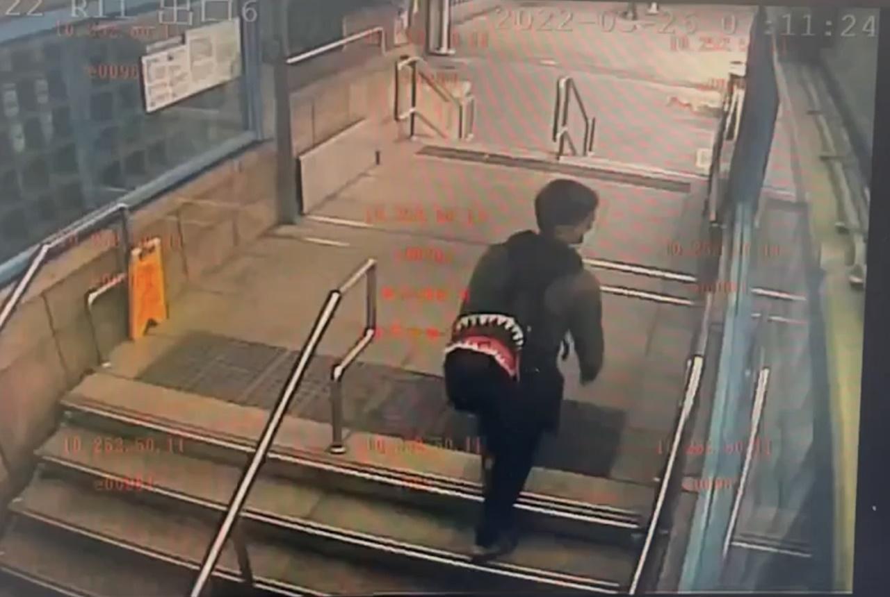 彭男得手後搭乘捷運離開，並至ATM盜領。（翻攝畫面）