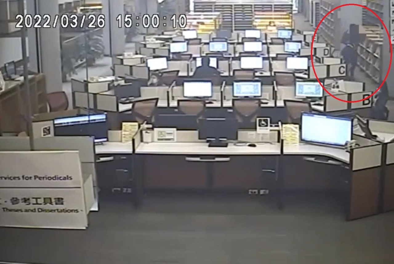 彭男（紅圈）在國家圖書館內下手行竊財物。（翻攝畫面）