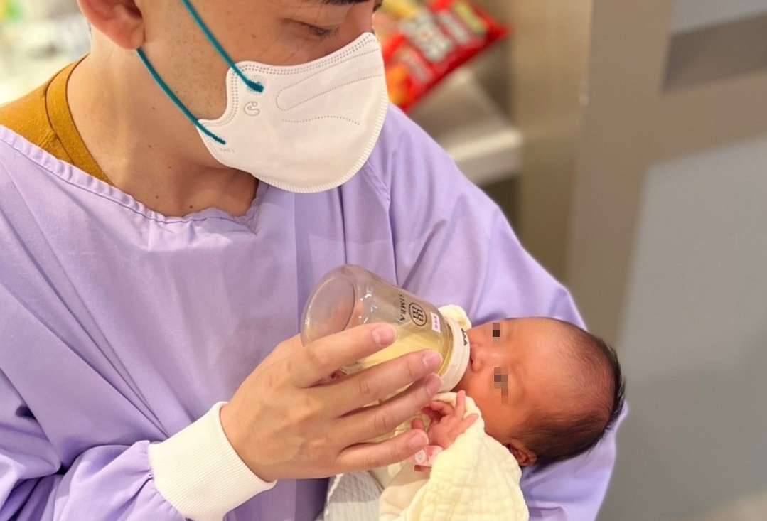 50歲當爸的黃子佼，近來成為曬娃狂魔，每天都在臉書分享女兒照片。（翻攝自黃子佼臉書）