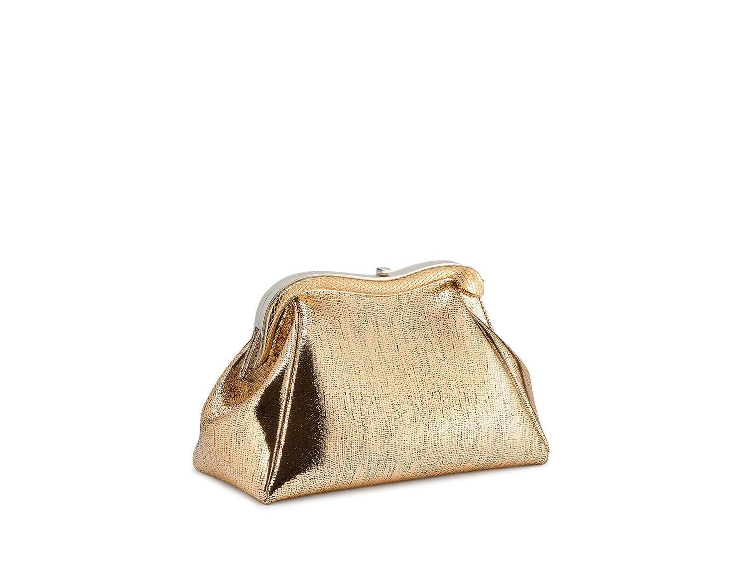 Serpentine Pouch是全新包款。夜鶯淡金色小牛皮手拿包NT$89,200(寶格麗提供)