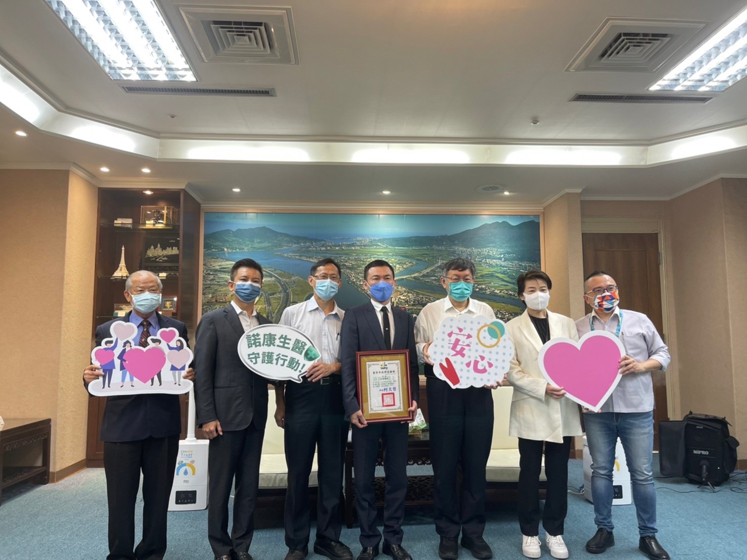 納諾集團力挺一線防疫人員，董事長呂鴻圖（中）捐贈北市府5萬瓶、市值1500萬元口鼻腔防護噴劑，台北市長柯文哲（右3）、副市長黃珊珊（右2）皆出席捐贈儀式。（納諾提供）