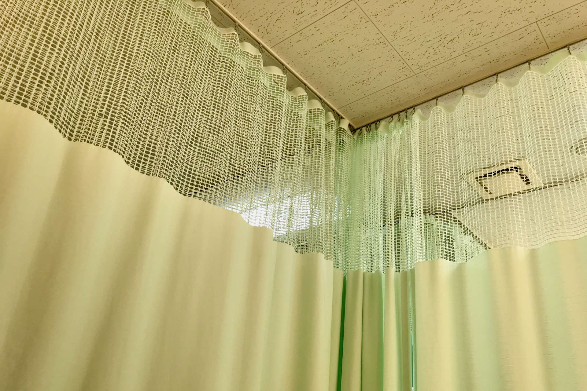 一名住院的網友抱怨，空調被隔壁床的家屬調到「12度」，害他冷到發燒又咳嗽。（示意圖，photoAC）