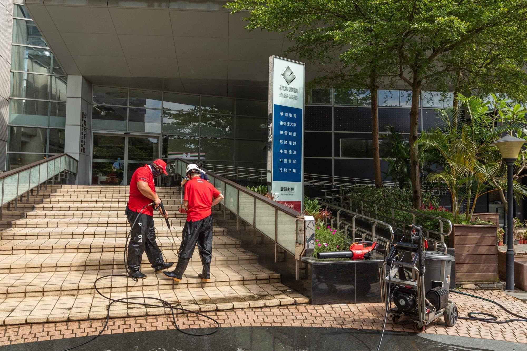 無家者經過培力後可獨立使用專業清洗機器,建立起專業清洗業務職能。(裕隆集團提供)