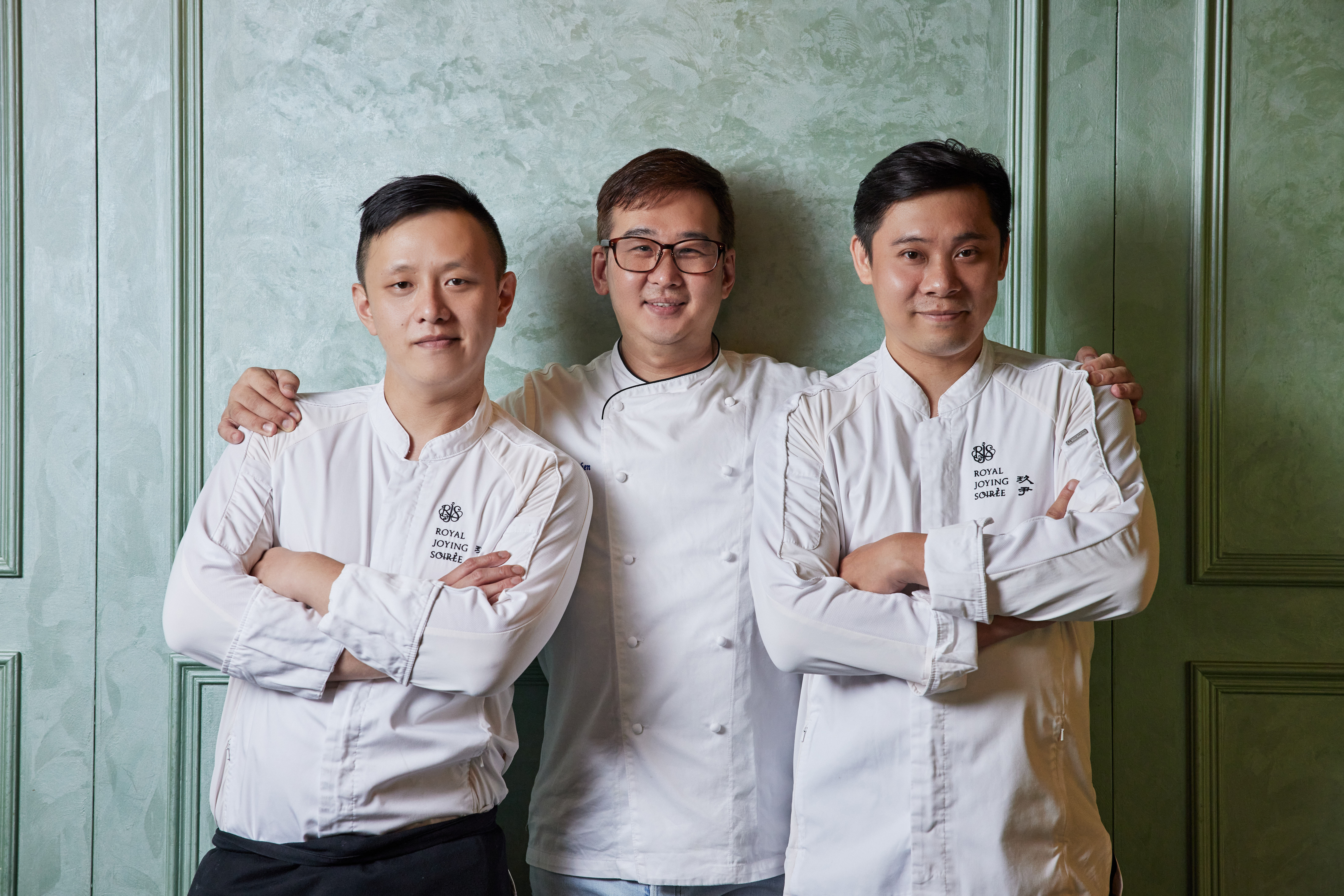 Jimmy（中）、李冠儀（左）和玖尹港點主廚李國聖（右）三強聯手，呈現中西交融饗宴。（玖尹提供）