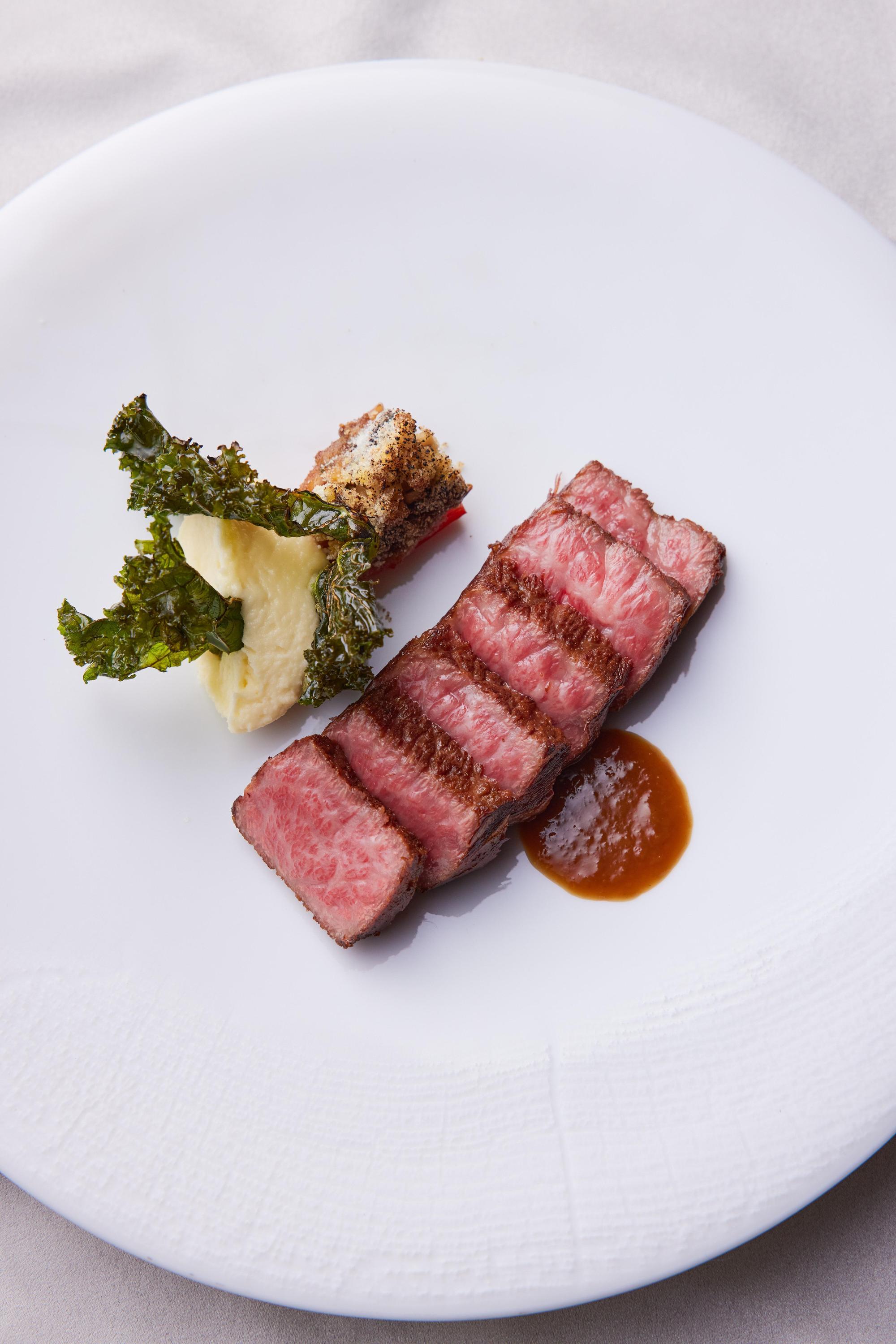 「近江A5和牛翼板牛排／防風草／羽衣甘藍」肉潤油香，配菜細膩。（玖尹提供）