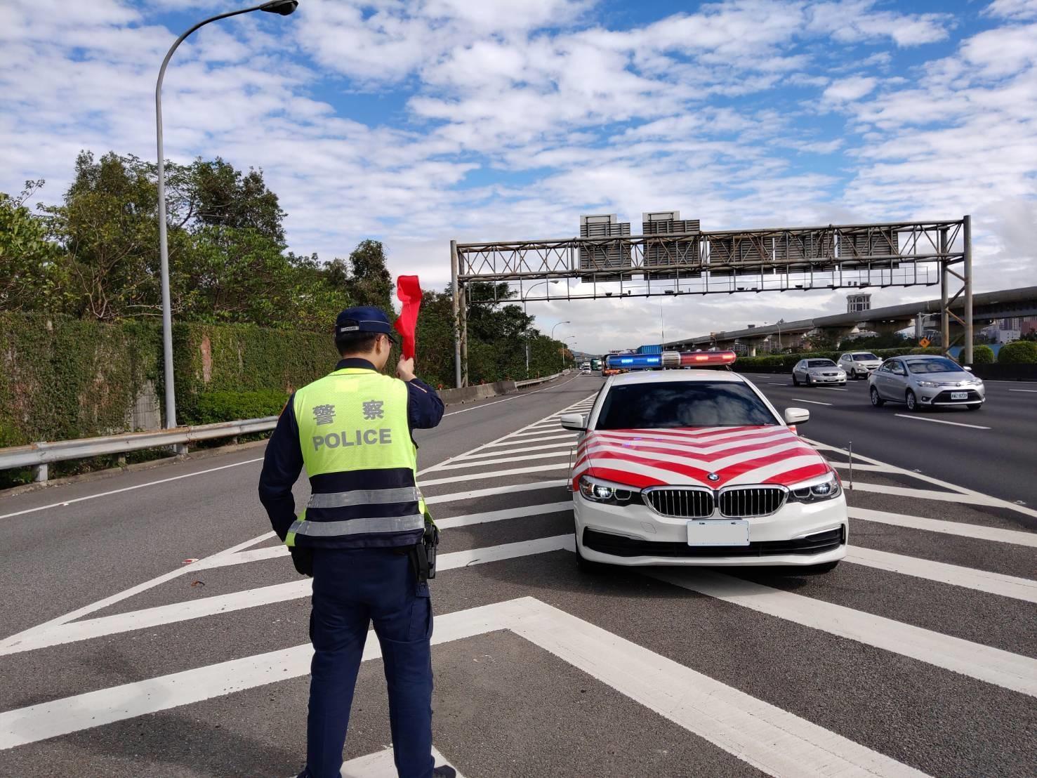 柯姓警員今晨被發現頭部中彈，急救後情況仍危急。（警方提供，圖中警員與本案無關）