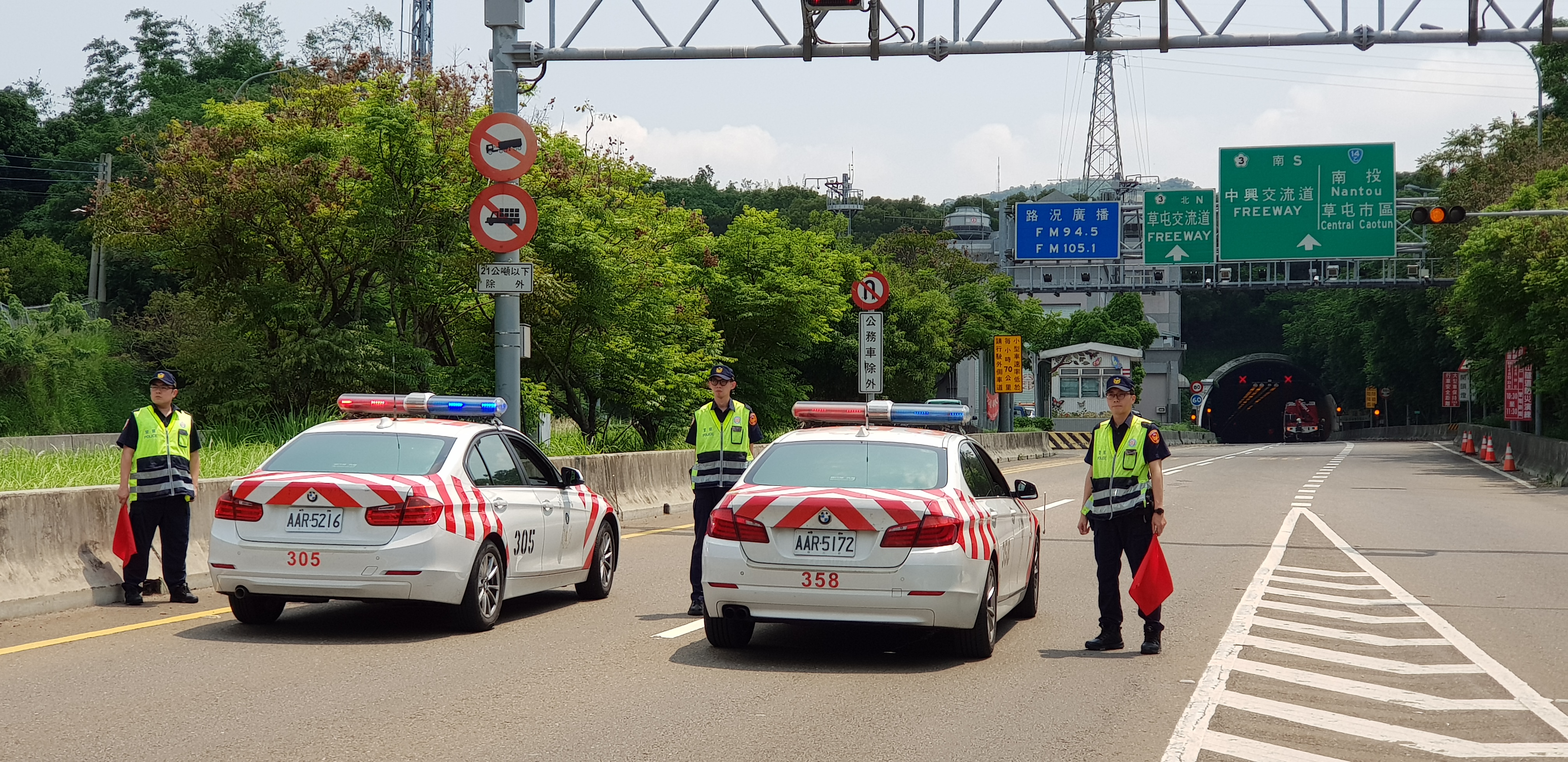 國道六隊1名柯姓警員今晨執勤時被發現頭部中彈，倒臥邊坡處。（警方提供，圖中警員與本案無關）