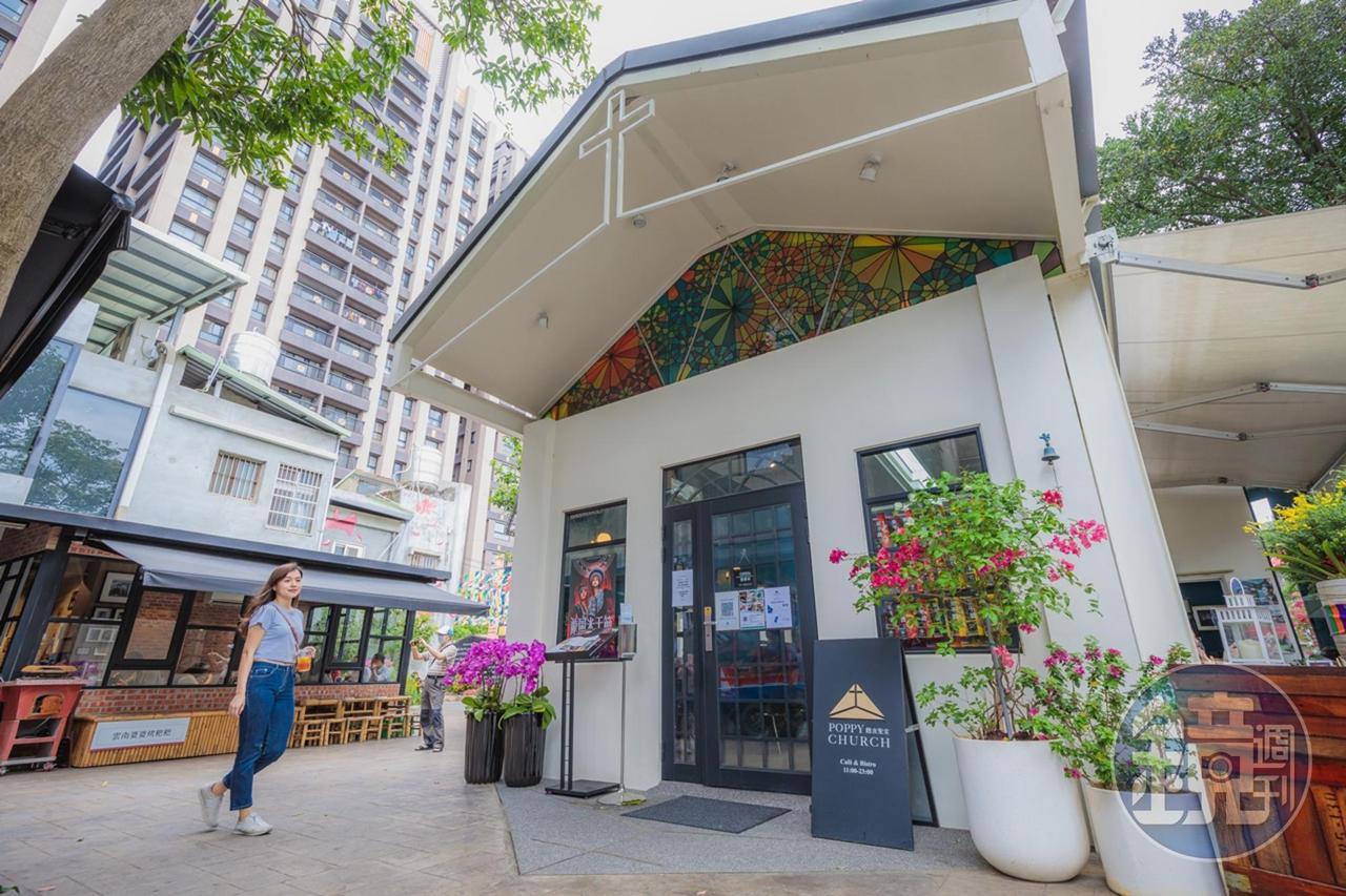 「癮食聖堂」是一間老教堂改建而成的餐酒館，位在小巷內，十分隱密。