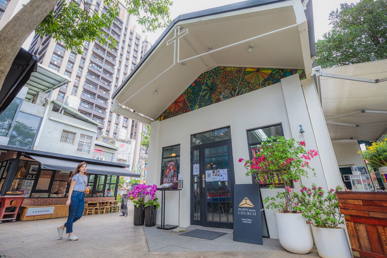 「癮食聖堂」是一間老教堂改建而成的餐酒館，位在小巷內，十分隱密。