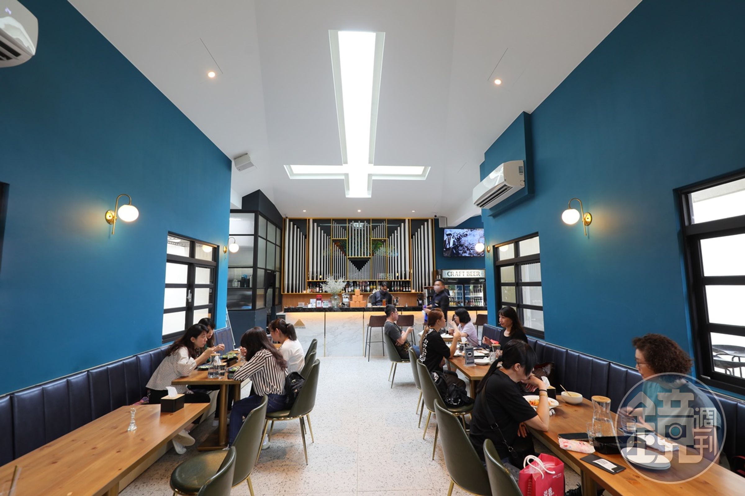 餐廳屋頂特意挖空一座十字架，讓白日的光能灑進屋內，也增添氛圍感。