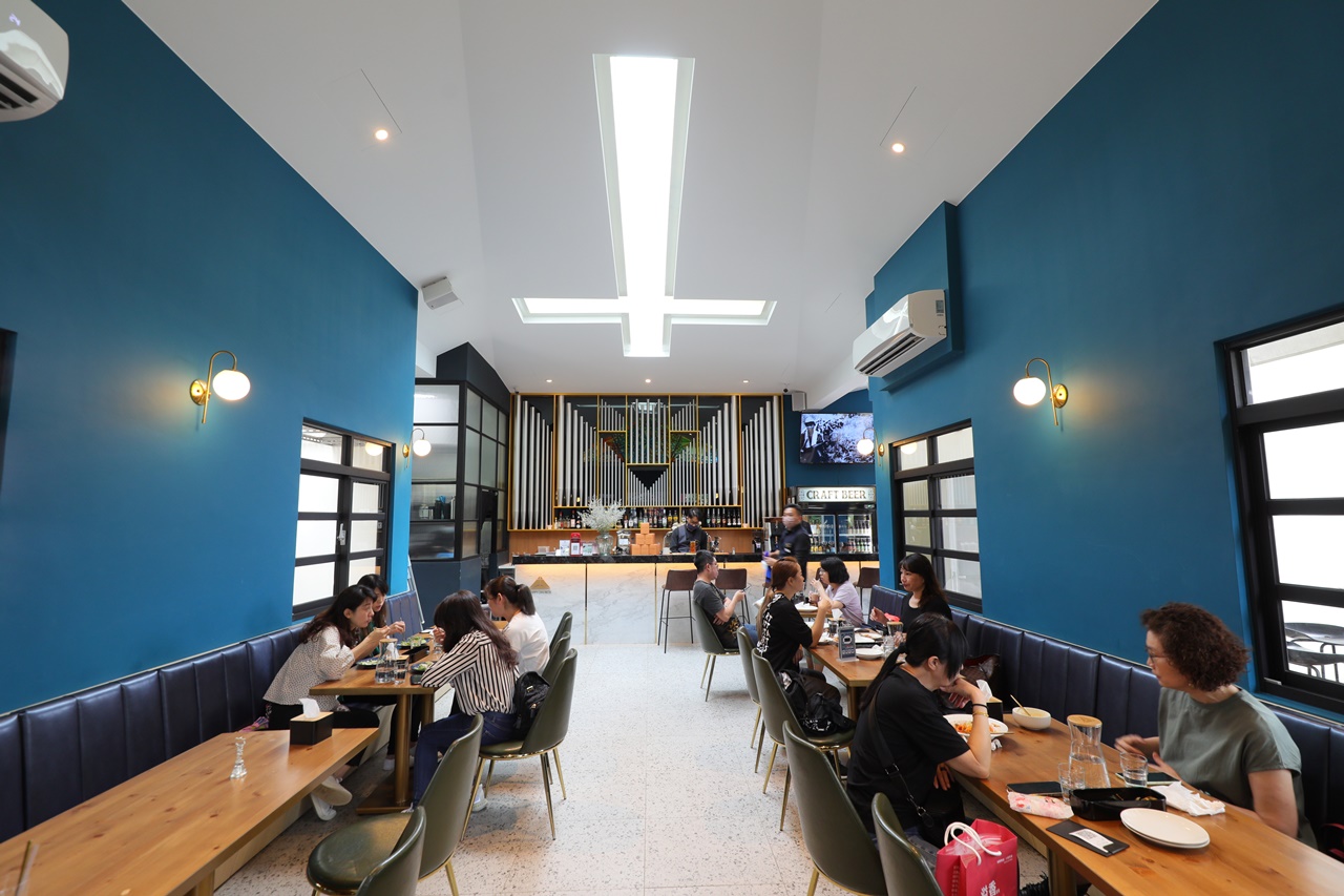 餐廳屋頂特意挖空一座十字架，讓白日的光能灑進屋內，也增添氛圍感。