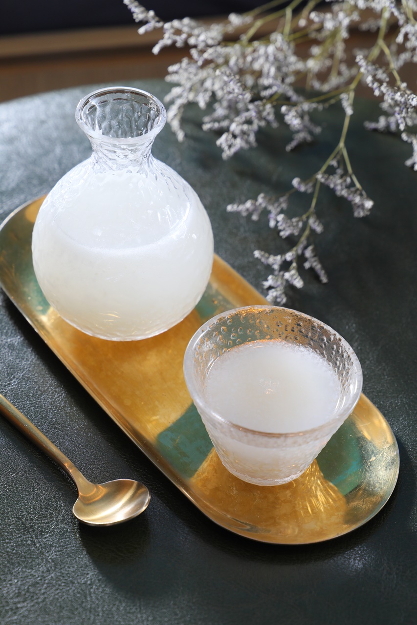 「醉雲南私釀白酒水」以雲南甜酒釀與伏特加為基底，甜甜一杯下肚立刻輕飄飄。（250元／杯）
