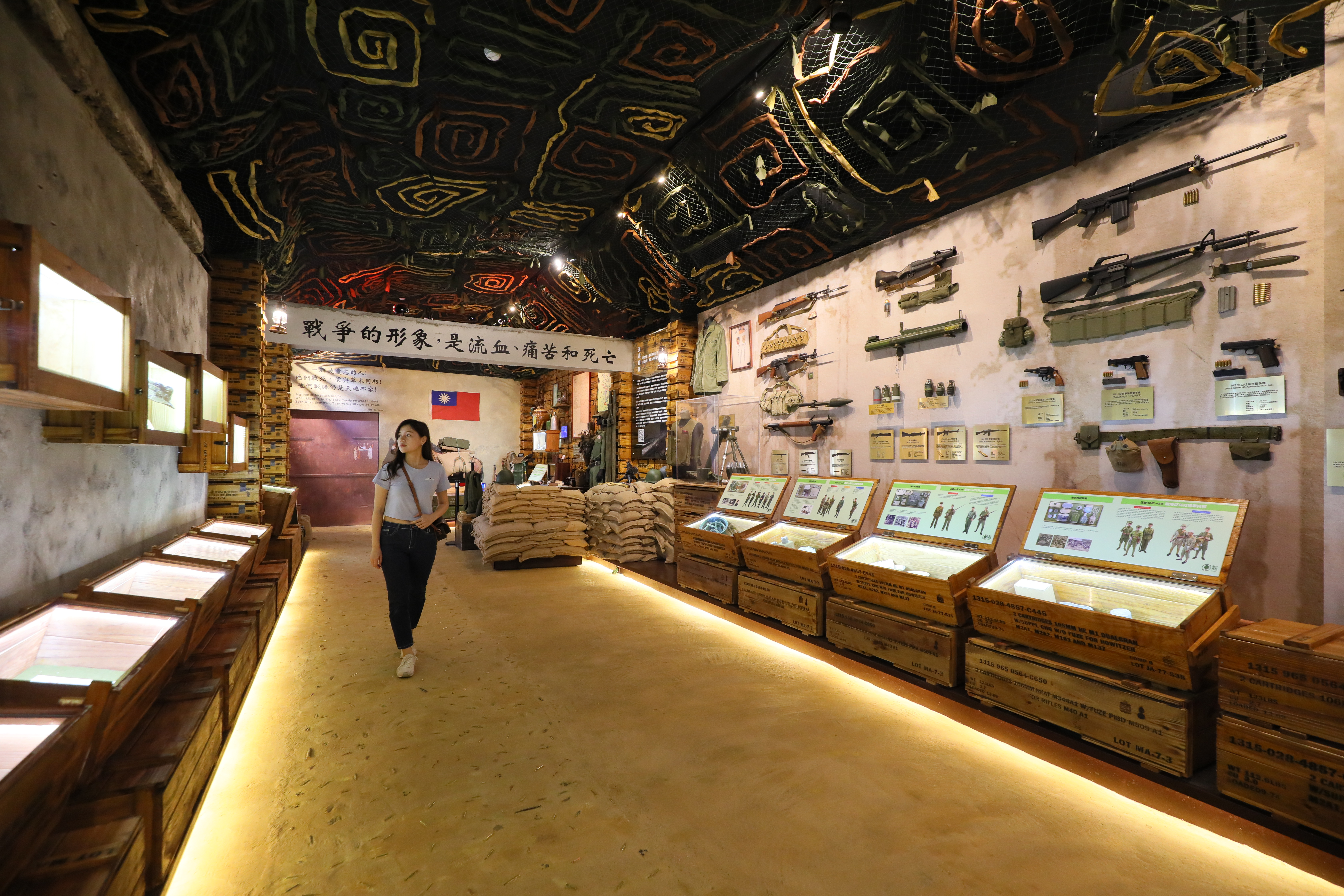 館內規畫「亂、靜、迷、回、容」共5個主題展間，展示許多歷史影像、文物等。