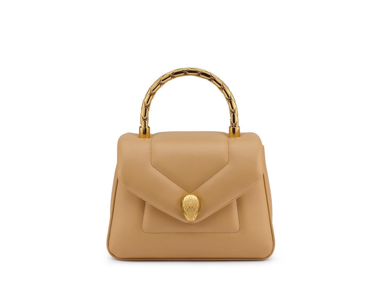 Serpenti Reverse撒哈拉琥珀色小牛皮金屬提把手提包。NT$102,000。(寶格麗提供)