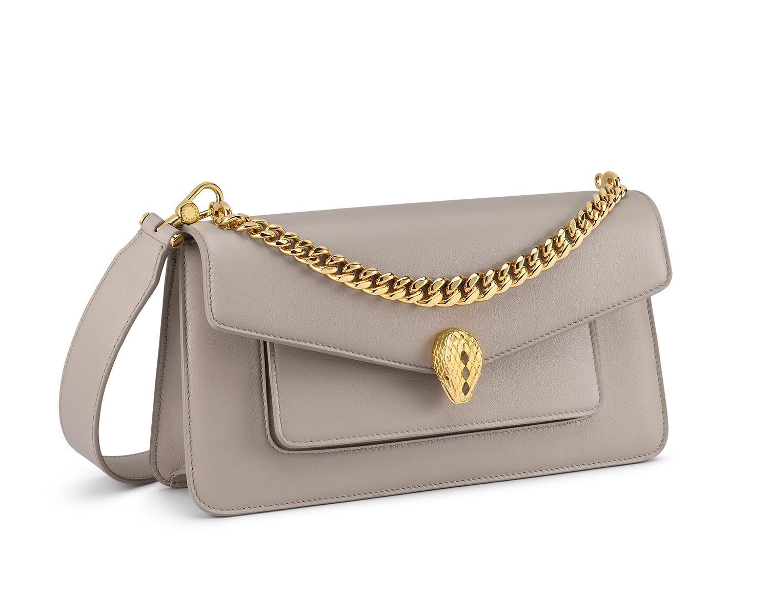 Serpenti Forever East-West Maxi Chain霧灰蛋白石色小牛皮肩背包。NT$89,200。(寶格麗提供)