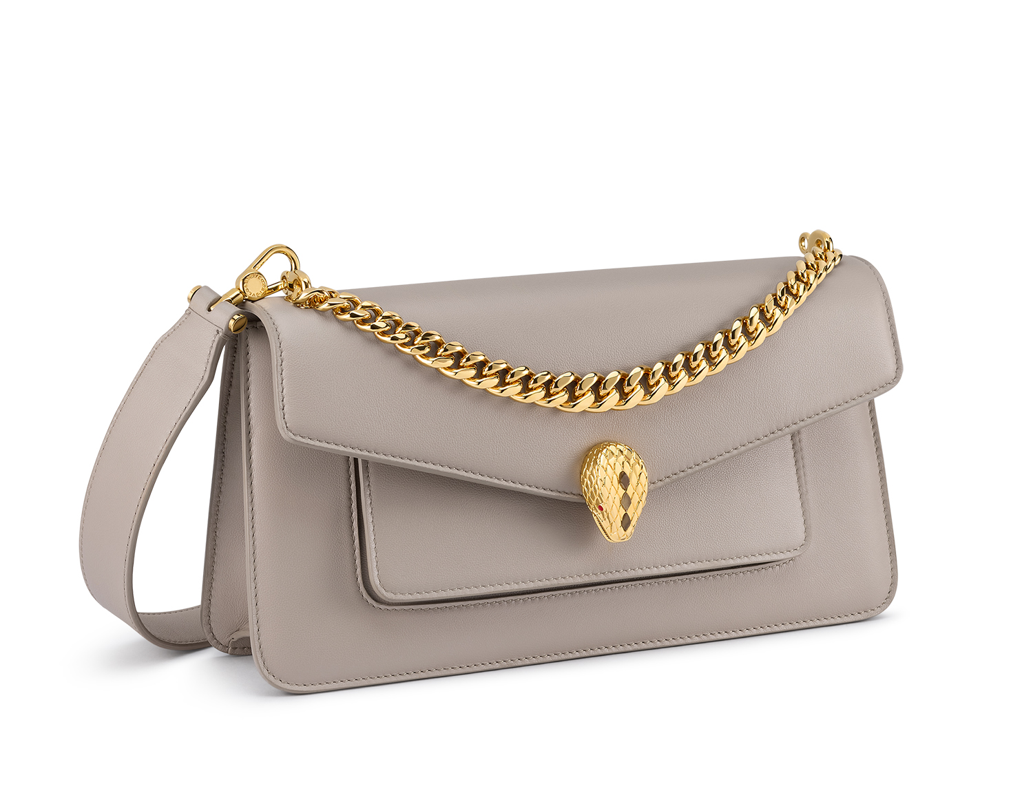 Serpenti Forever East-West Maxi Chain霧灰蛋白石色小牛皮肩背包。NT$89,200。（寶格麗提供）