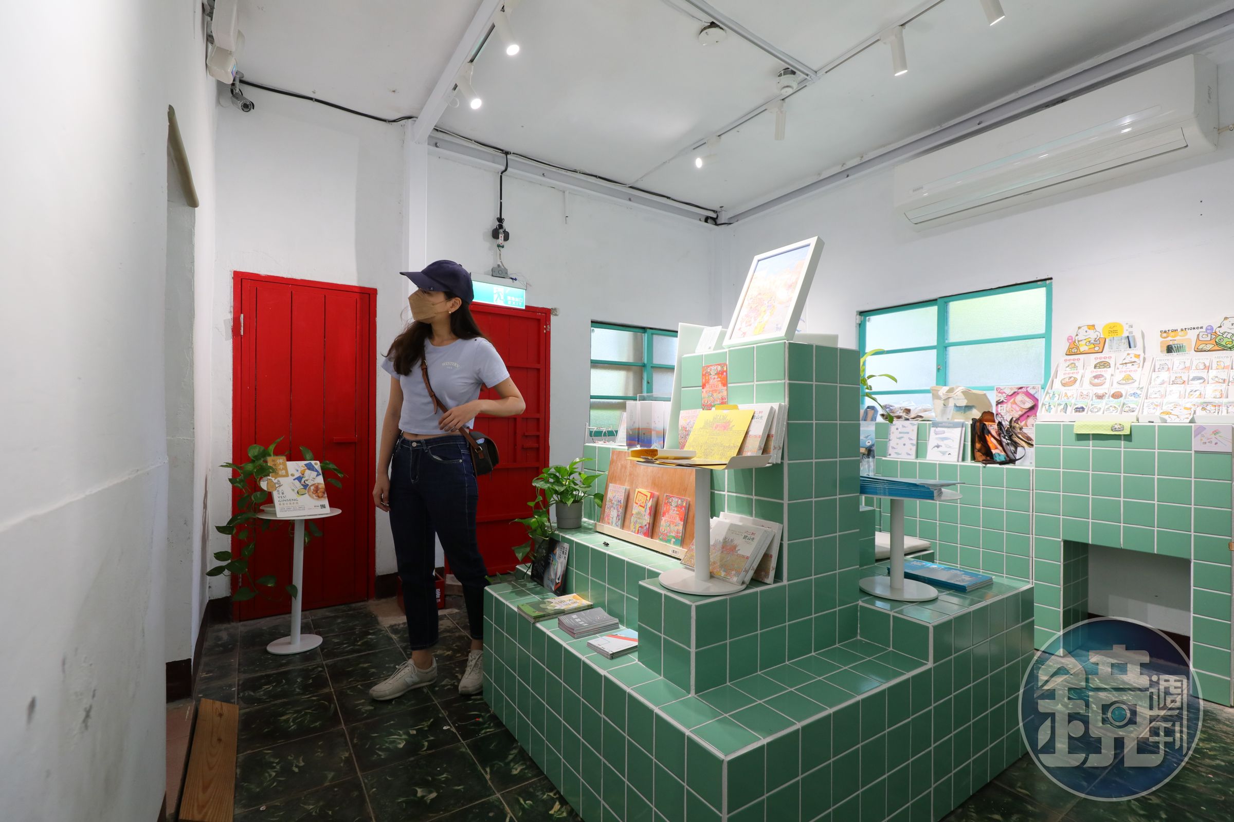 「桃印文創」是一間選物店，蒐羅桃園與全台文創設計商品。