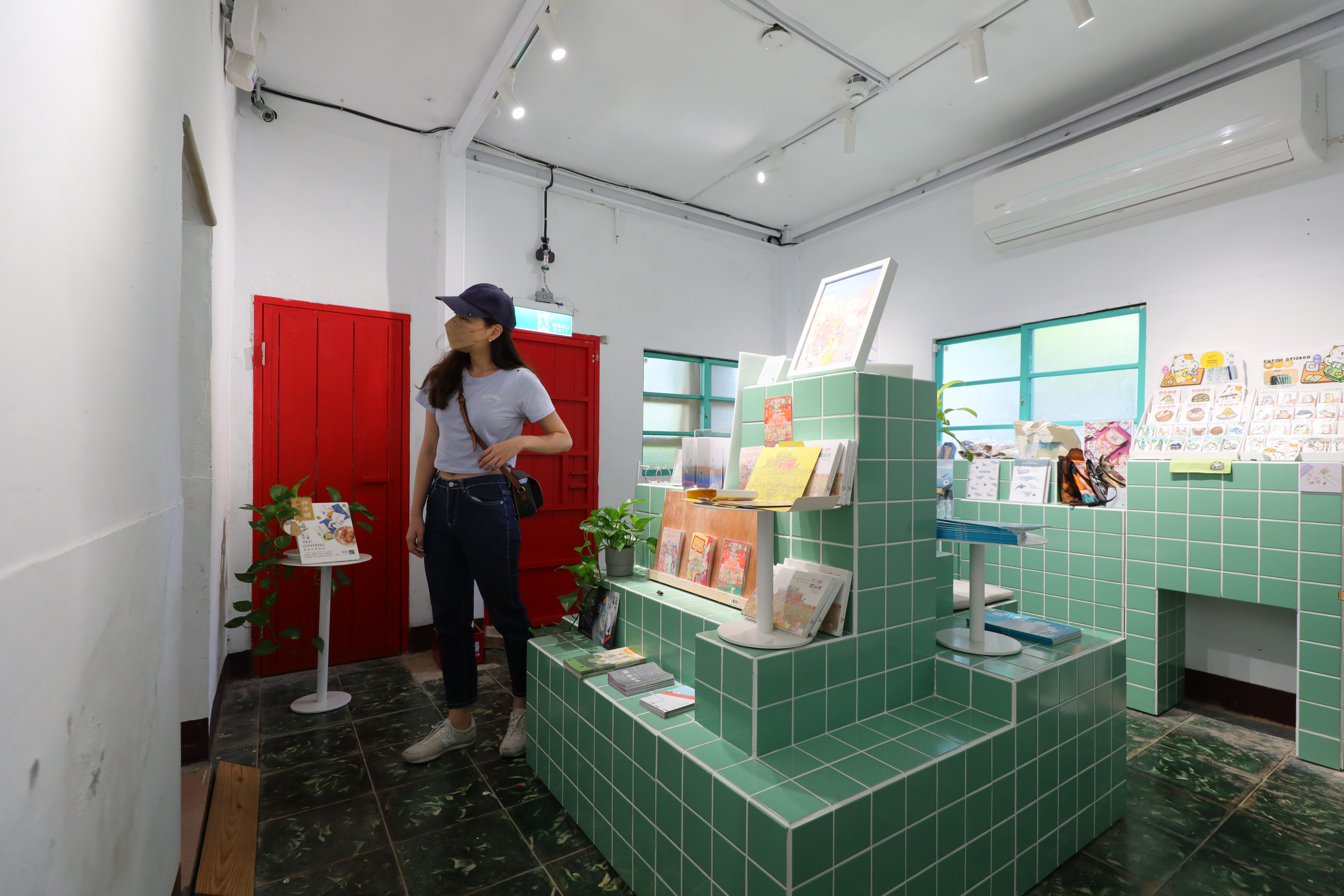 「桃印文創」是一間選物店，蒐羅桃園與全台文創設計商品。