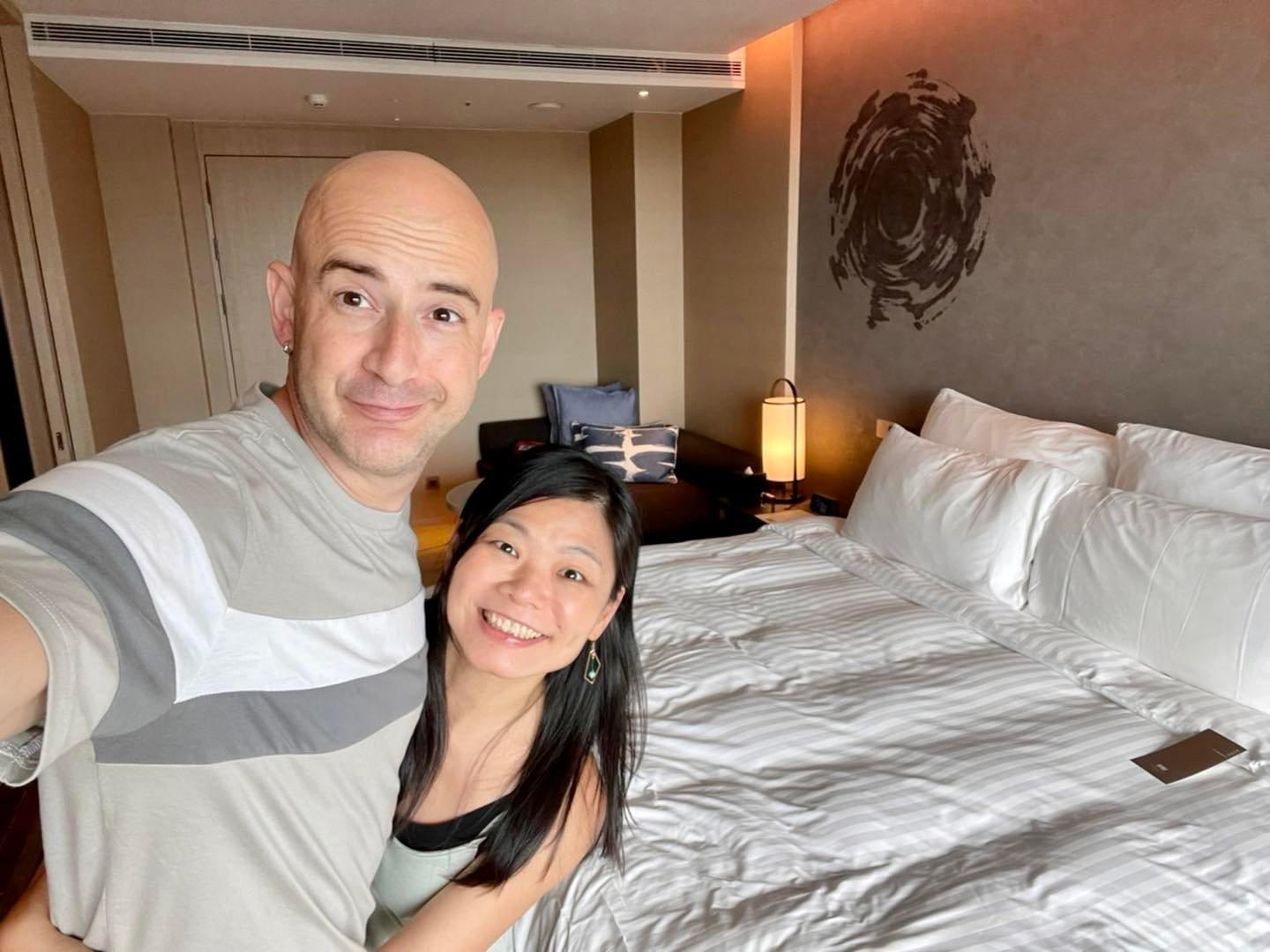 吳鳳與太太Rynne感情很好,Rynne曾說,不熟的人會叫我吳太太或鳳嫂,我不會糾正他們。但我介紹自己的時候,都是說陳小姐,她解釋:「因為我不是老公的附屬品。雖然我很愛他,但我就是我。」大概這也是兩人感情好的原因之一。(Rifat & Rynne 的鳳花雪月粉絲團)