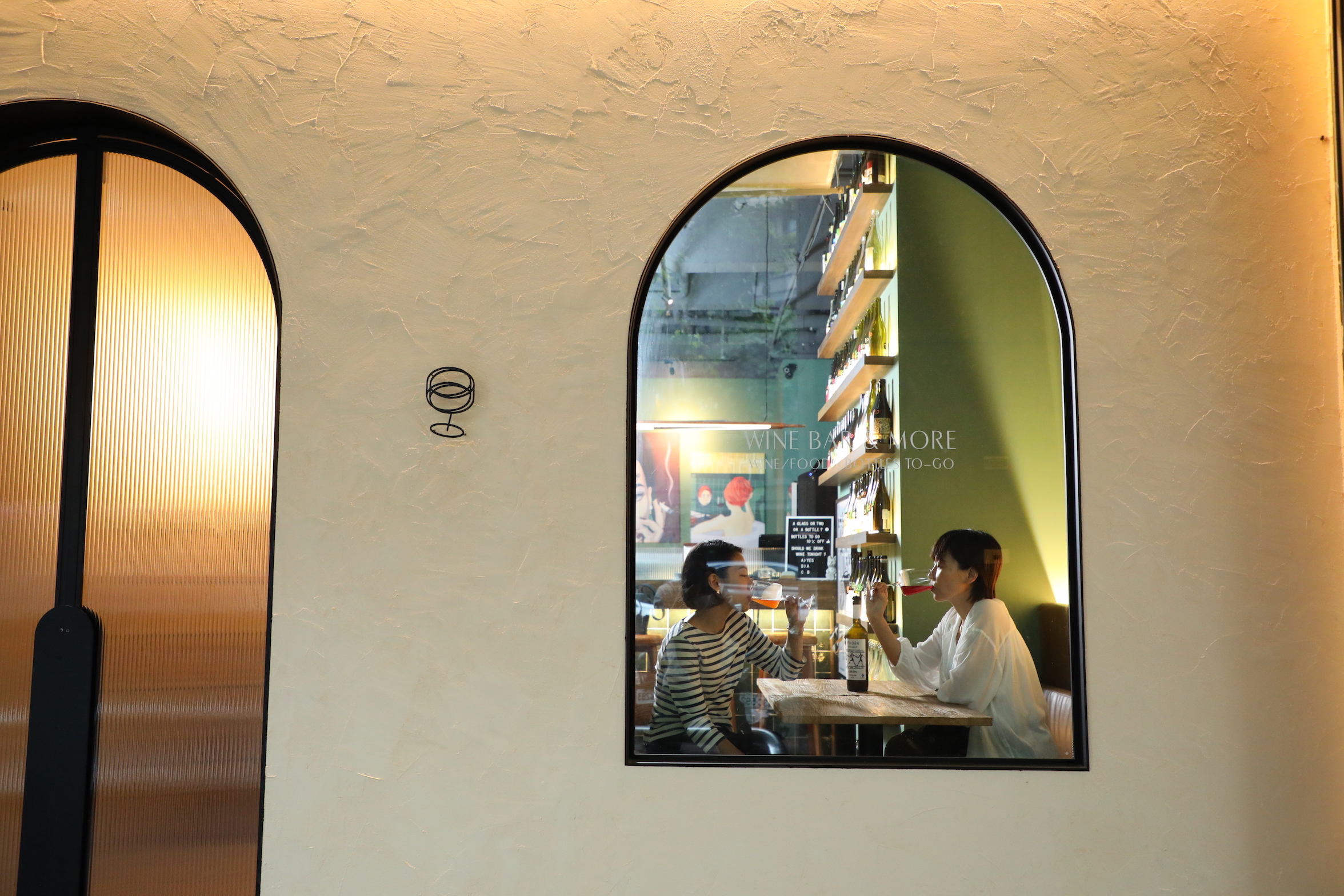 下午3點開始營業的「A Glass or Two」是姐妹聚會的好選擇。