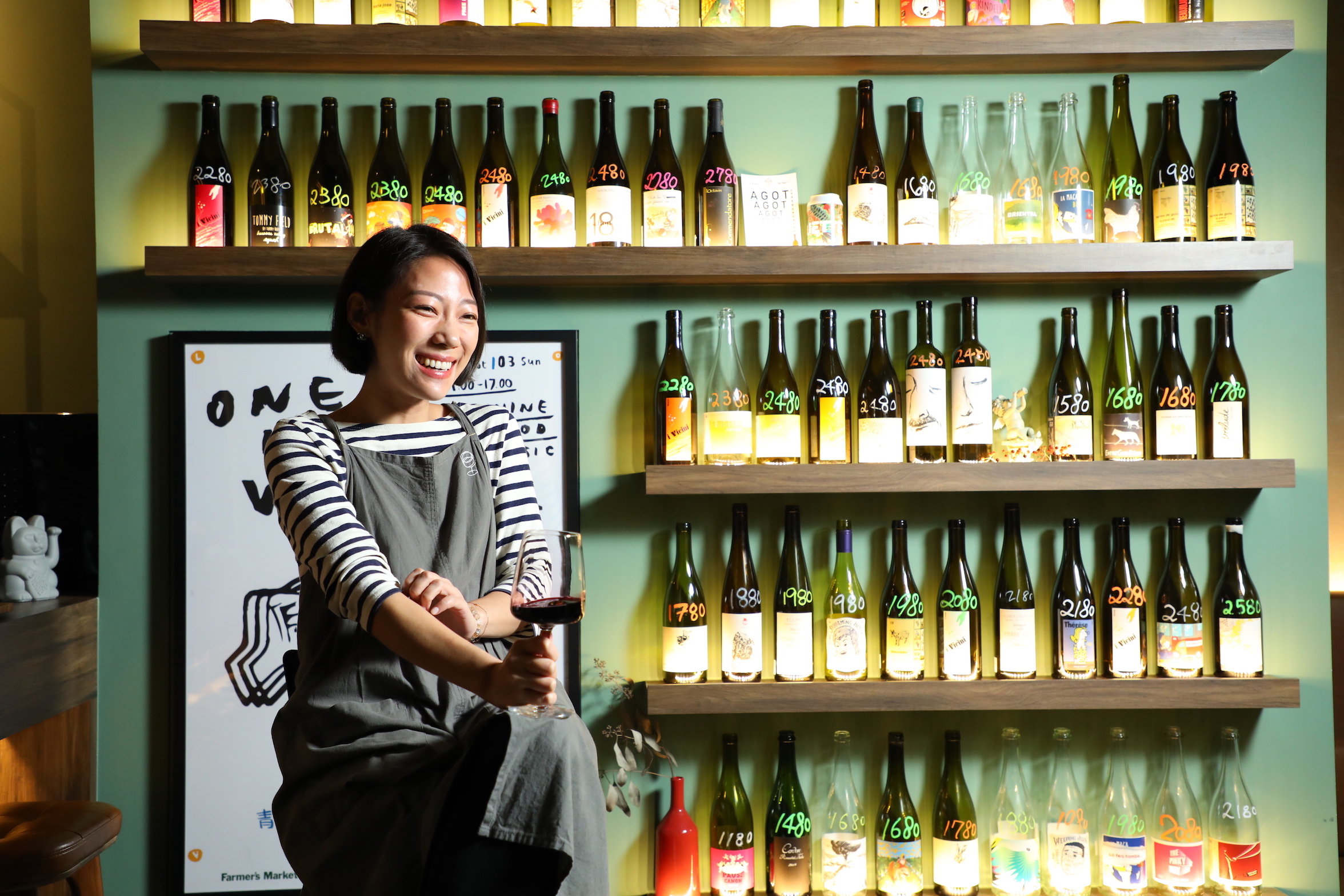 店主Yvette與2位好友因為喜愛在下午小酌，於是開了氣氛輕鬆的「A Glass or Two」。
