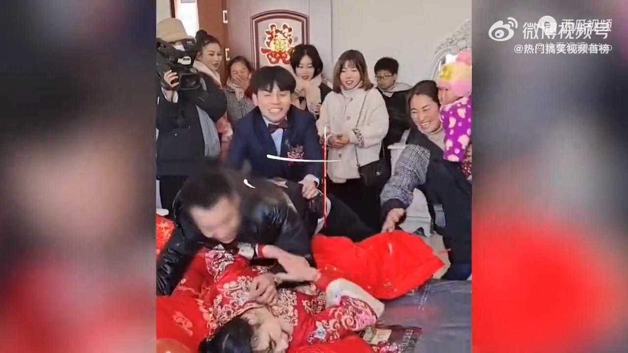 新郎只能眼睜睜看著新娘被調戲。（翻自微博）