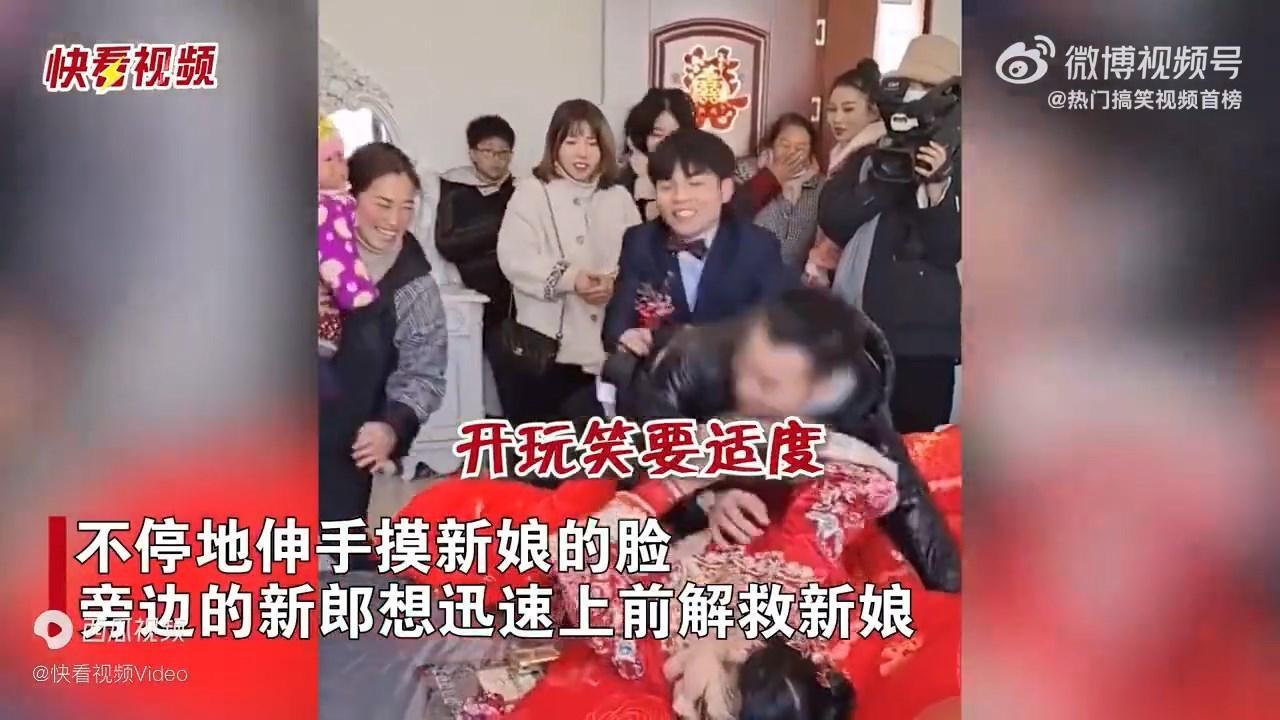新郎想要解救新娘，卻被其他人箝制。（翻自微博）