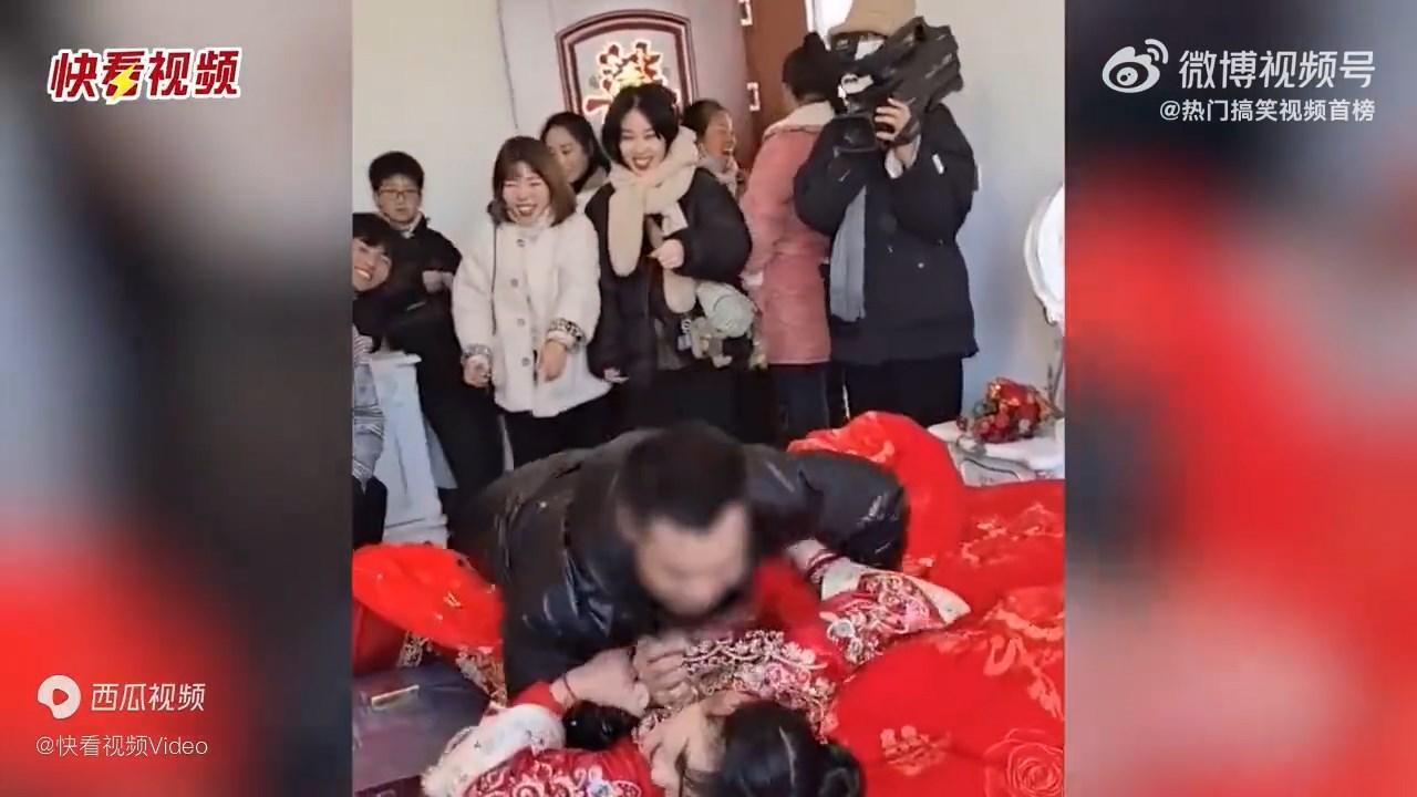 中國又有變態婚鬧！新娘慘遭男賓客「霸王硬上床」猥褻，新郎只能直視苦笑。（翻自微博）