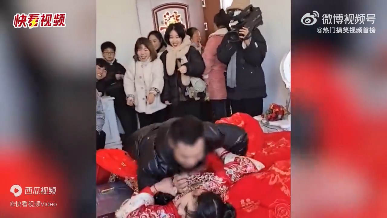 中國又有變態婚鬧！新娘慘遭男賓客「霸王硬上床」猥褻，新郎只能直視苦笑。（翻自微博）