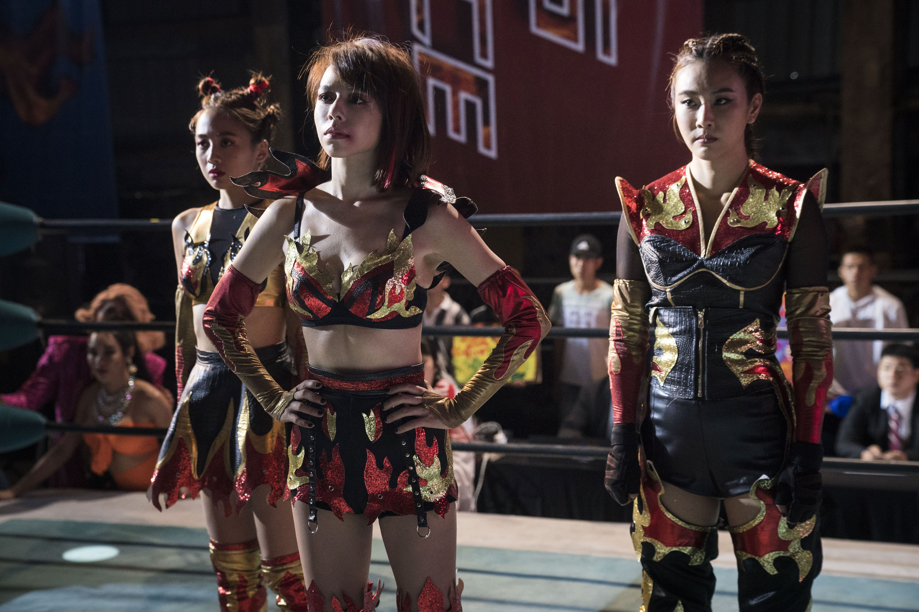 吳映潔(左起)、夏于喬、黃心娣化身摔角選手,擔綱演出《女優,摔吧!》。(滿滿額娛樂提供)