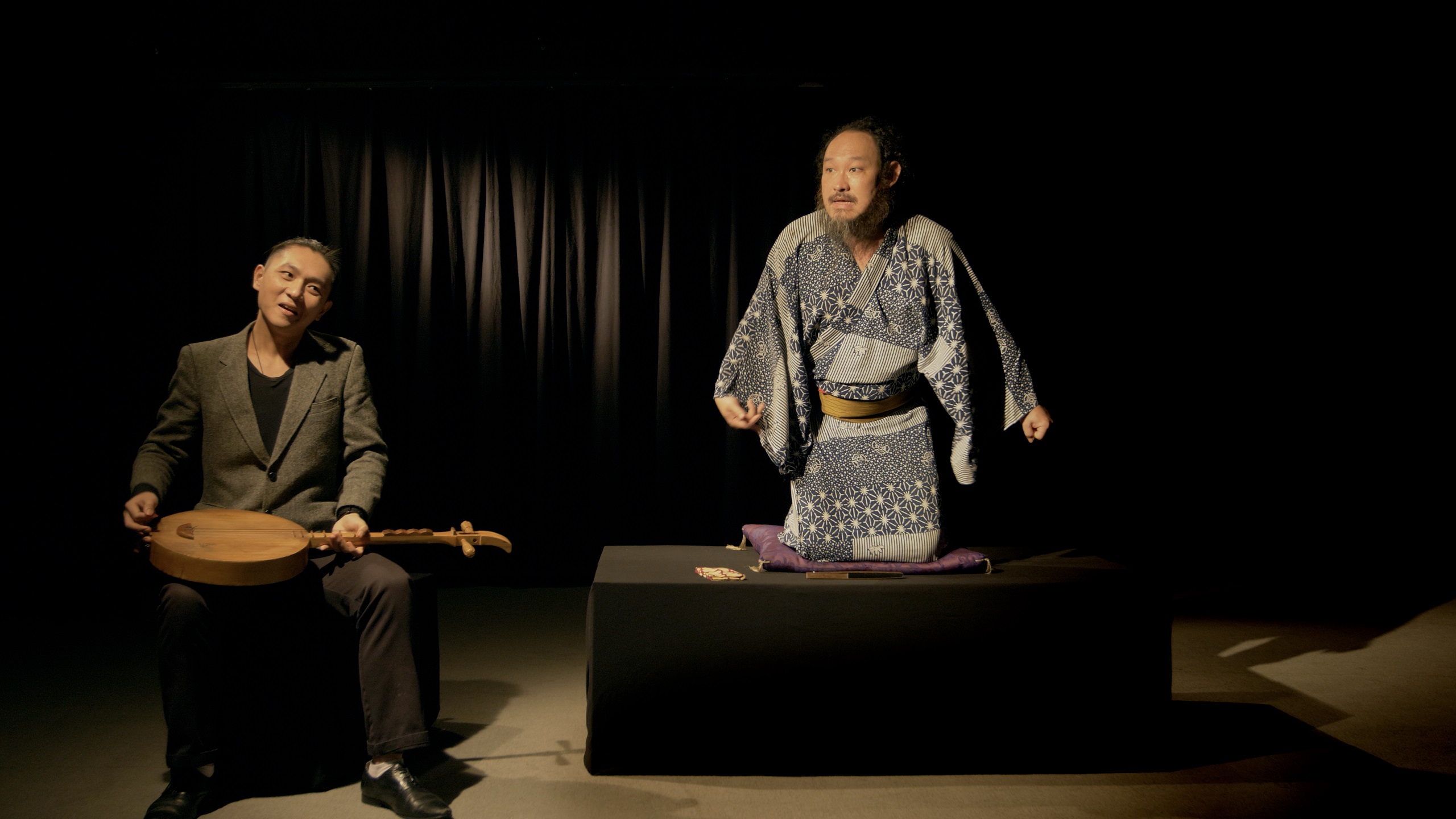 片中以落語形式改編葉石濤小說《群雞之王》，戴開成（右）與曾伯豪（左）兩位表演者顧全整體的表演流動性，全篇改編，讓導演選取。（茂樹電影提供）