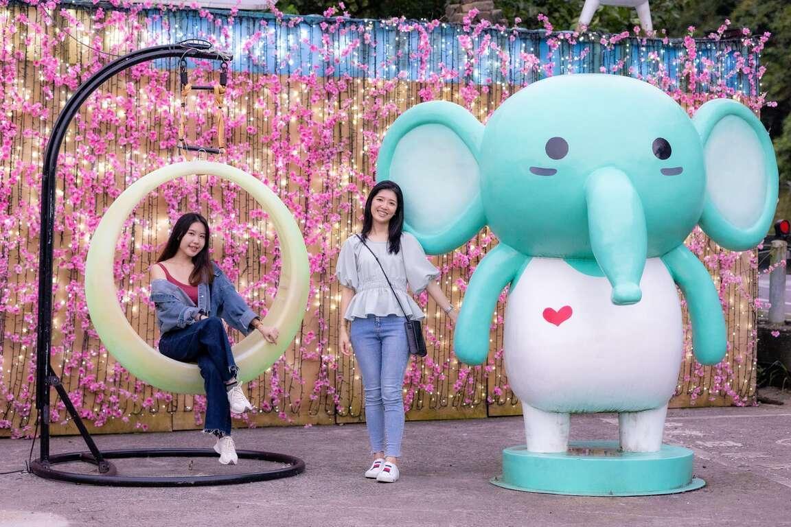 深澳站旁空地上裝飾著月亮鞦韆與高跟鞋燈飾,搭配可愛的吉祥物玩偶,是親子拍照的好場所。(新北觀旅局提供)