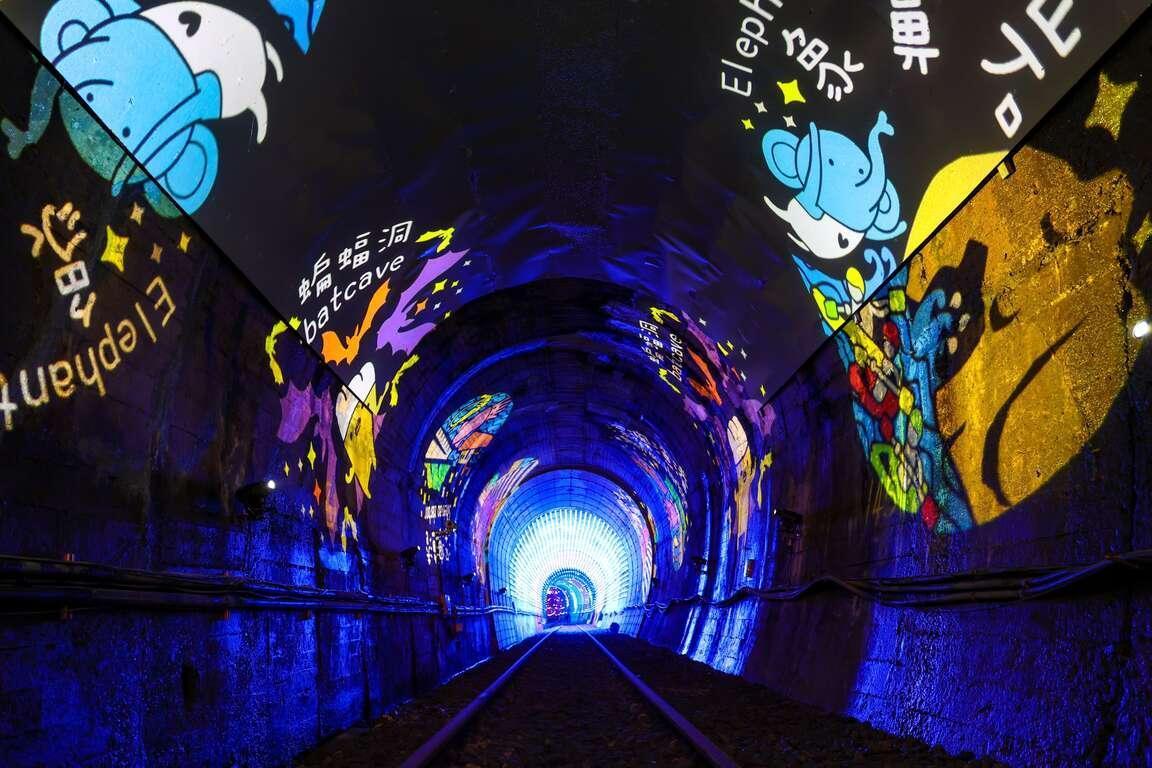 以GOBO燈投射於隧道的各種深澳周邊旅遊地標,提醒民眾附近還有許多好玩、好看的景點。(新北觀旅局提供)