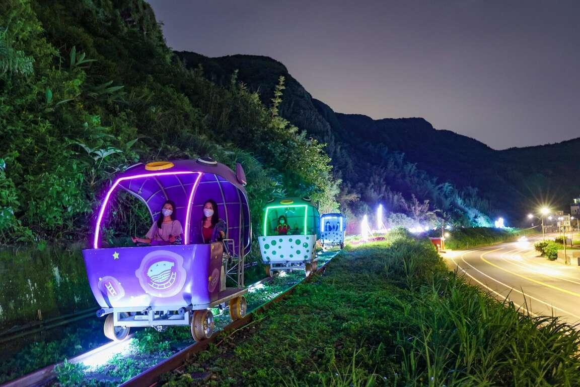 搭上閃爍微光的河豚車,享受在夏季星光下浪漫夜騎。(新北觀旅局提供)