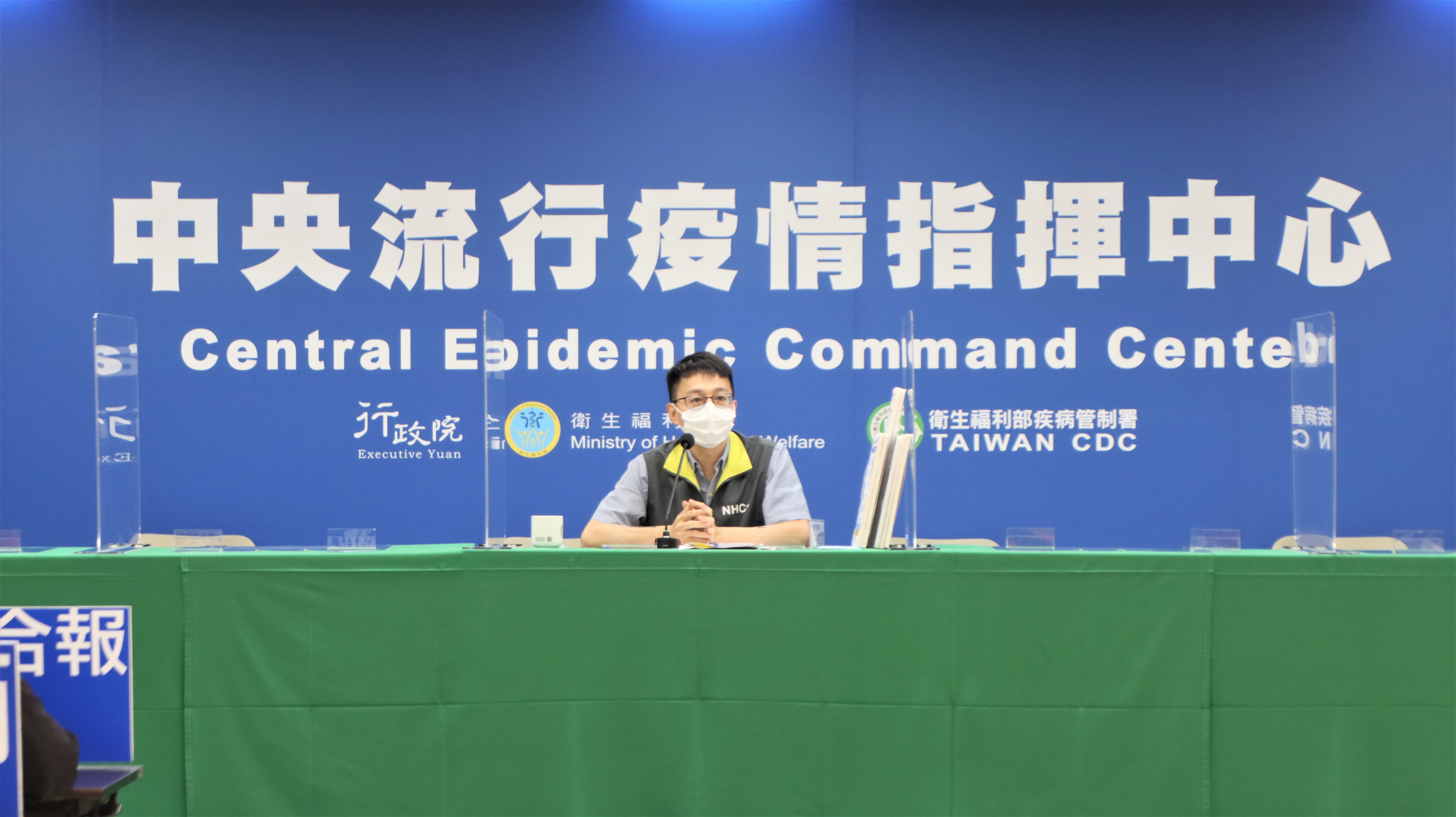 羅一鈞說明疫情指揮官陳時中等人的確診狀況。（指揮中心提供）