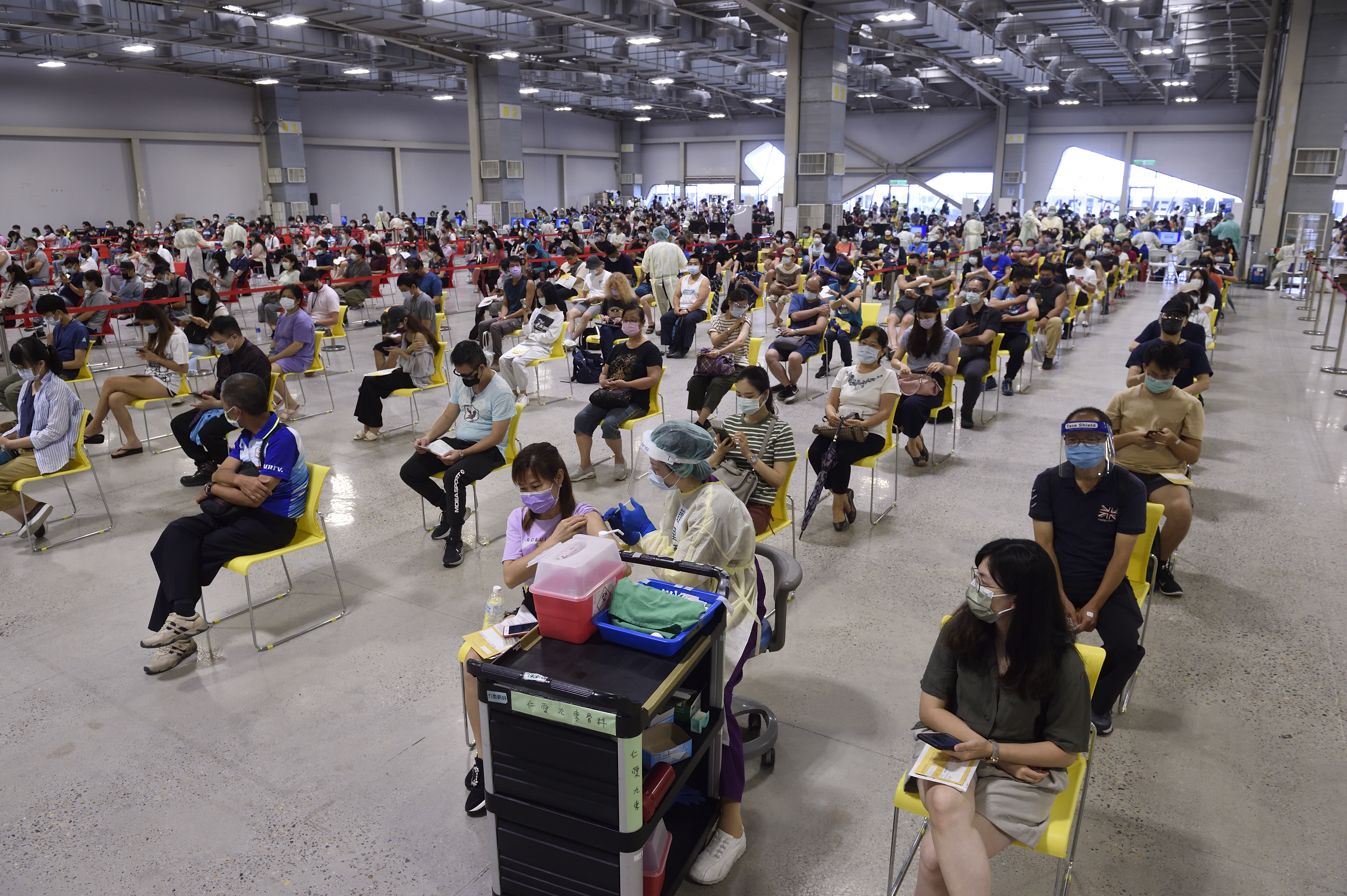 為防堵Omicron亞型變異株BA.4、BA.5直入社區，指揮中心提報2類人施打第4劑疫苗。（本刊資料照）