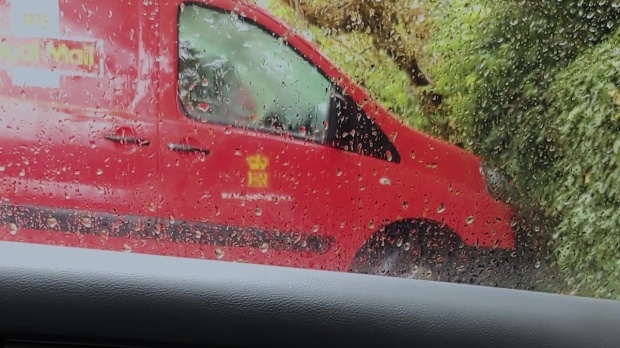 女郵差慾火焚身送信兼車震，激情「上上下下」！地方媽媽受驚拍片。（翻自英國《太陽報》）