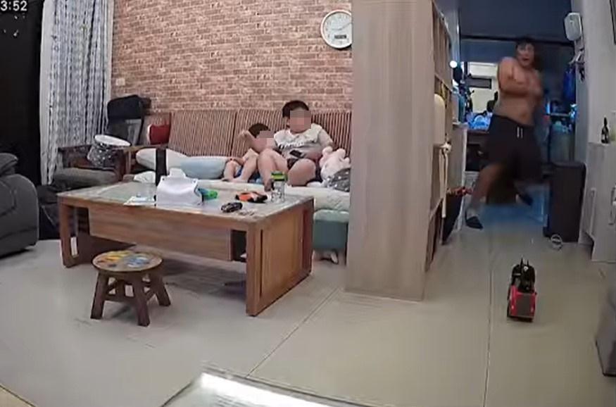 網友分享自己被小強嚇到的影片，吸引40多萬人觀看朝聖。（翻攝自En Ming Ku臉書）
