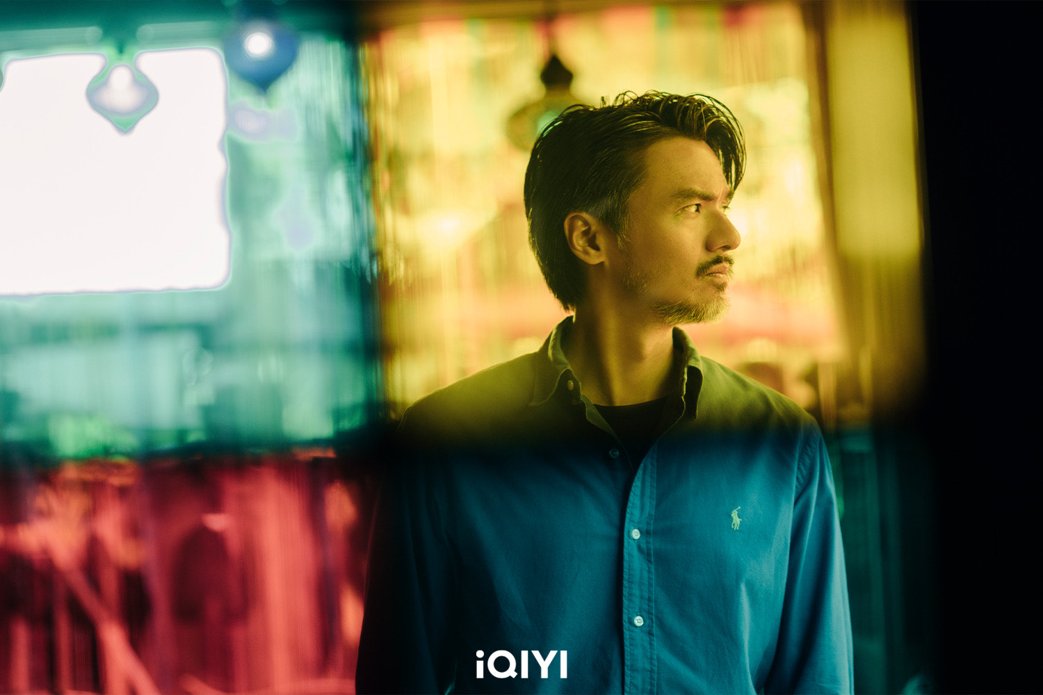 馮德倫劇中以花白鬍子造型登場，盡展熟齡大叔魅力。（愛奇藝提供）