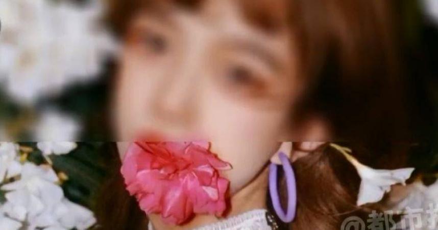 中國一名正妹網紅為拍「嘴咬花」美照中毒送醫。（翻攝小紅書）
