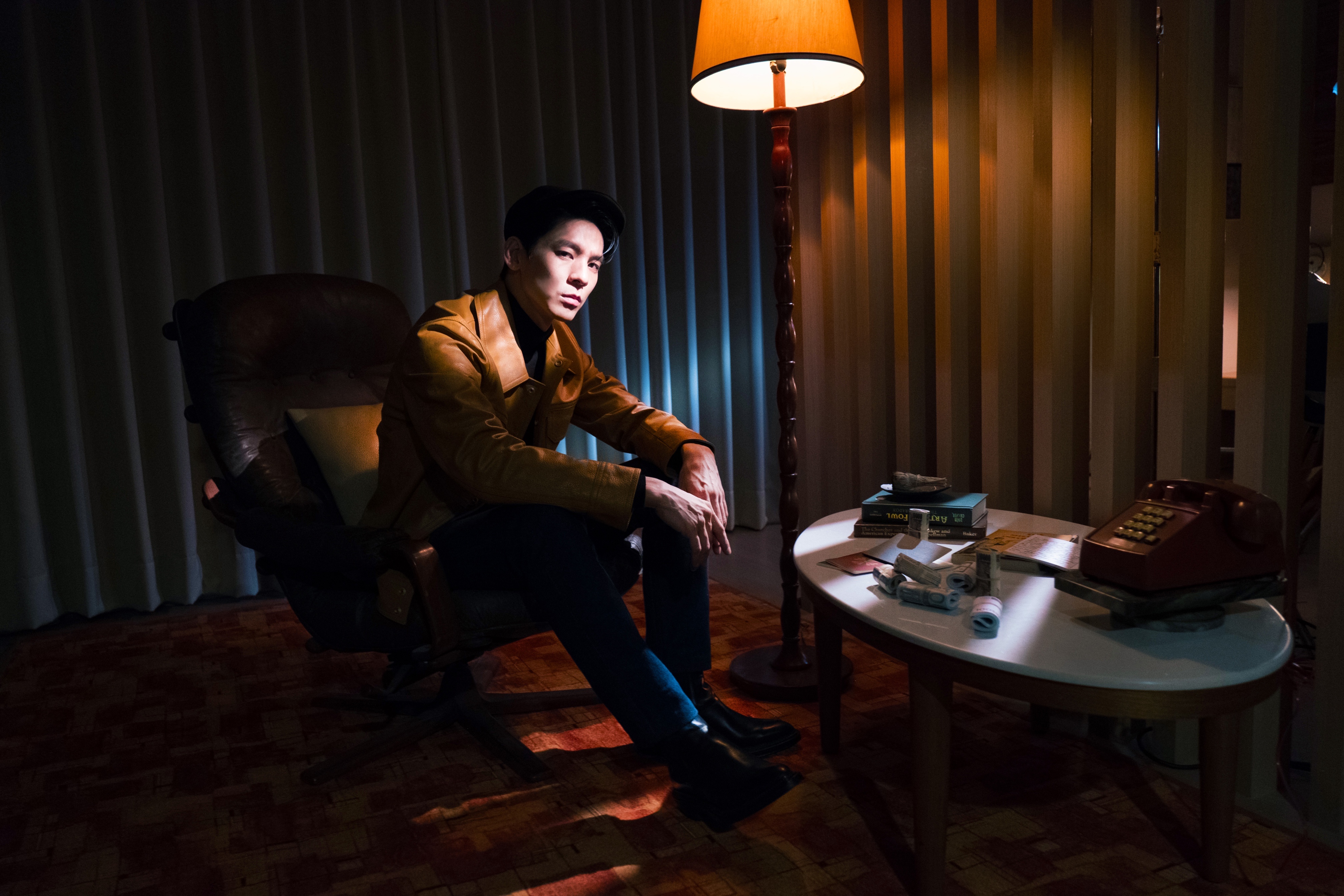 林柏宏擔任本屆金片子大賽活動代言人，形象廣告一人分飾二角，其中一個角色是帥氣特務。（台北市影委會提供）