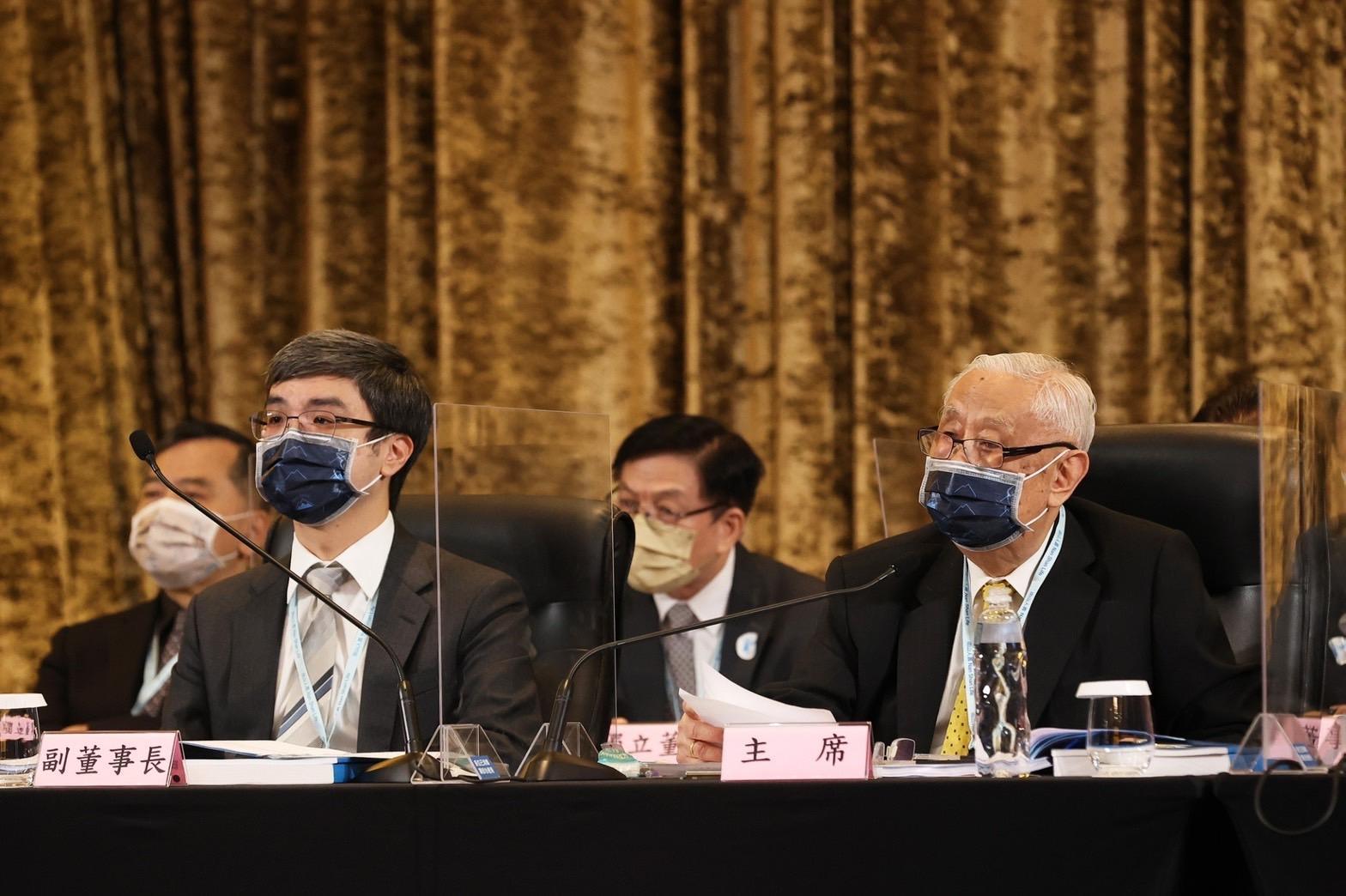 南山人壽今（15日）舉行股東會，針對上市櫃議題表示沒有具體時間表。左1為潤泰集團董事長尹衍樑獨子尹崇堯。（南山人壽提供）