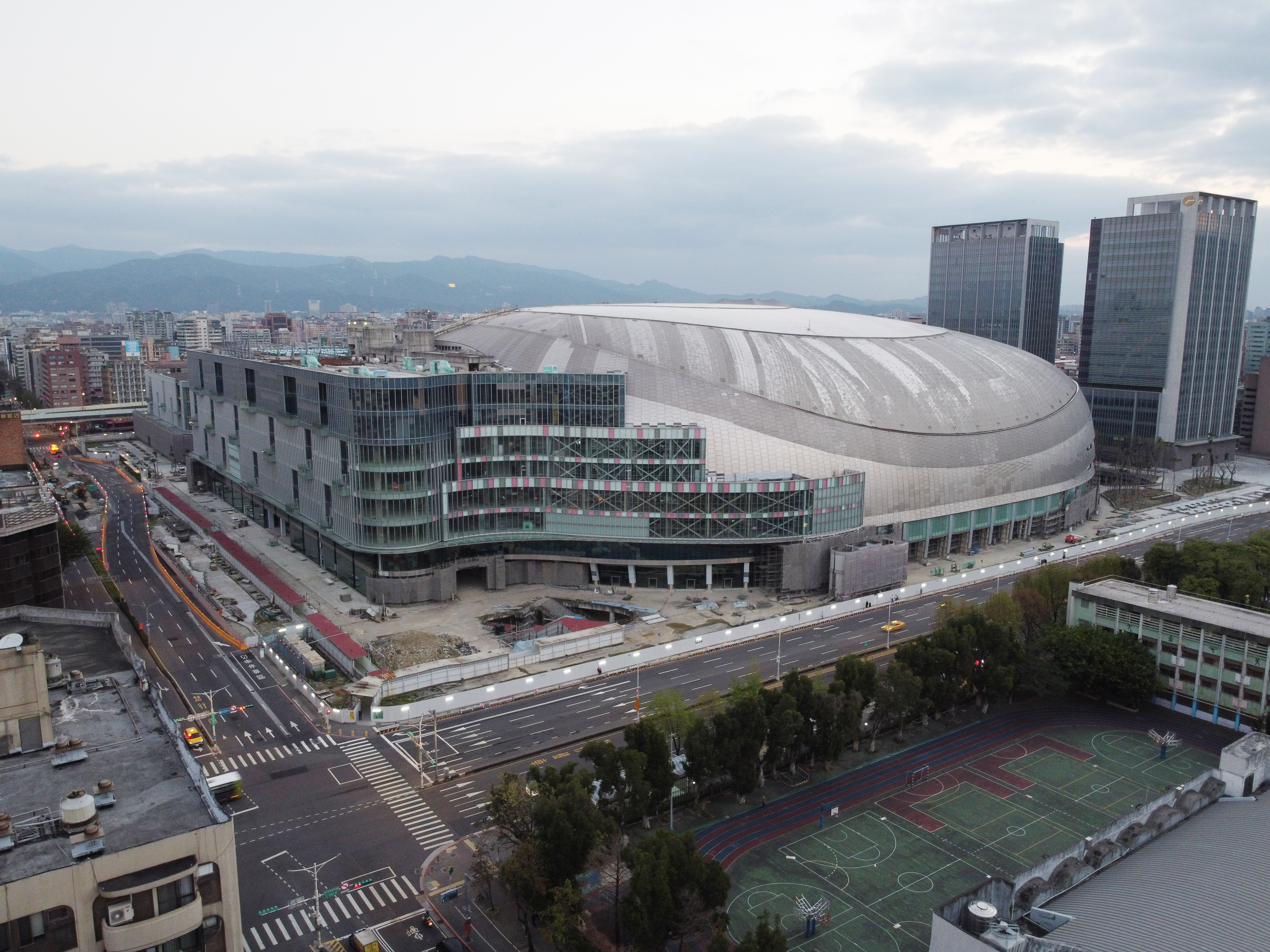 大巨蛋經歷長達30多年的幾番波折後，至今仍未完工。