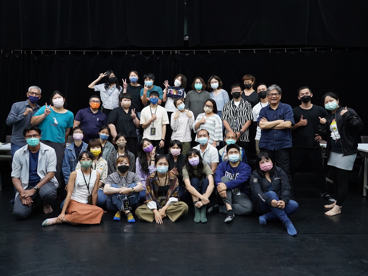 2022文工隊全職人員及紙風車同仁大合照。（紙風車文教基金會提供）