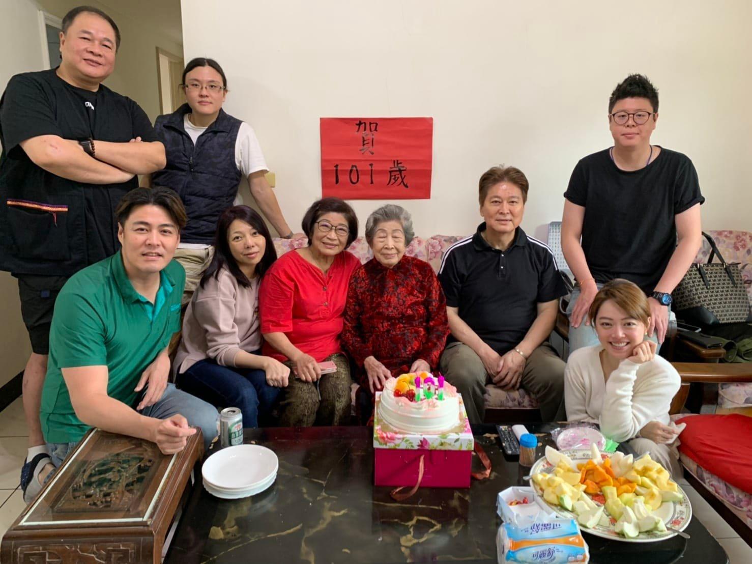 劉尚謙的人瑞母親每年生日子孫都齊聚一堂。(翻攝劉尚謙臉書)