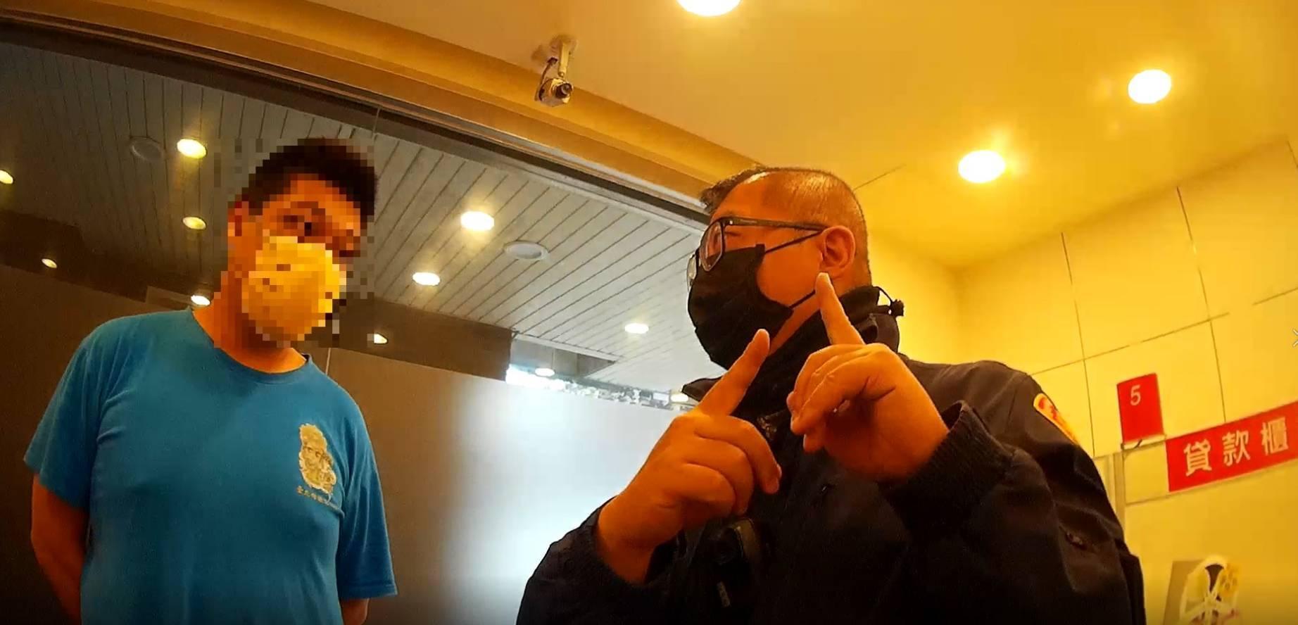 警方勸居隔男。（翻攝畫面）