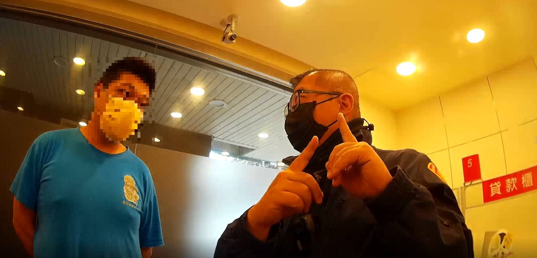 警方勸居隔男。（翻攝畫面）