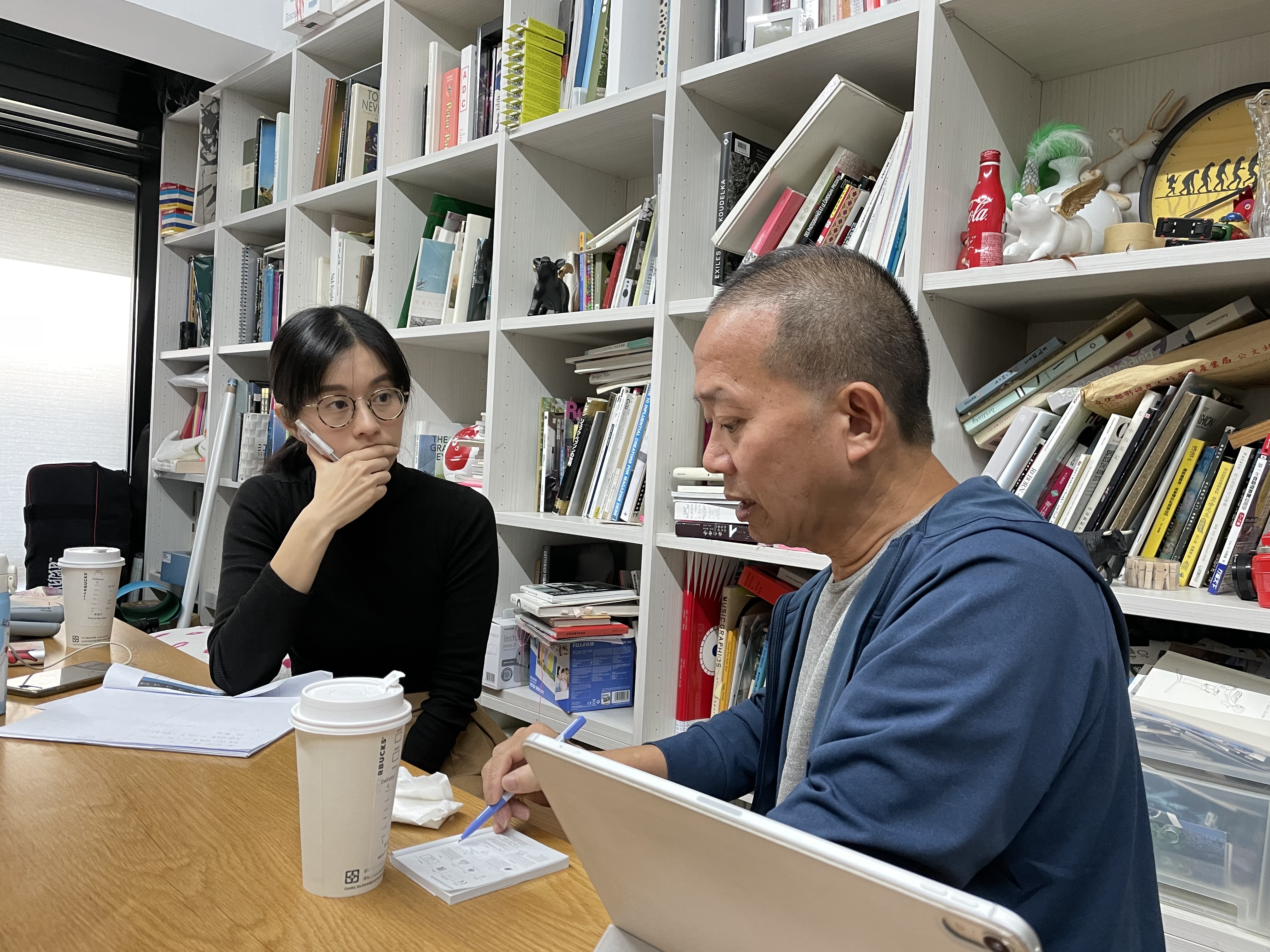 廖曉彤與黃中平導演導演討論MV概念。（拾光創藝所提供）
