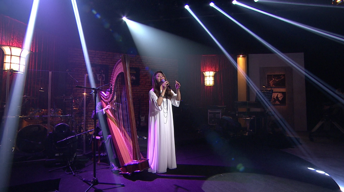 許景淳演唱經典歌曲。（年代提供）